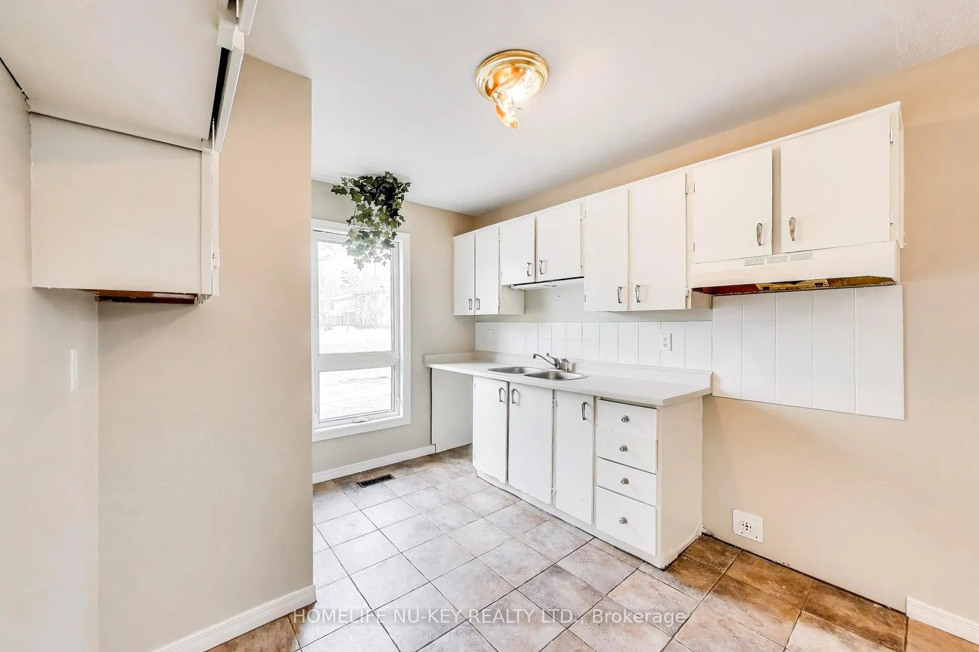 Photo 10 of 77 Frost Trail, Barrie, Letitia Heights — HOMEH