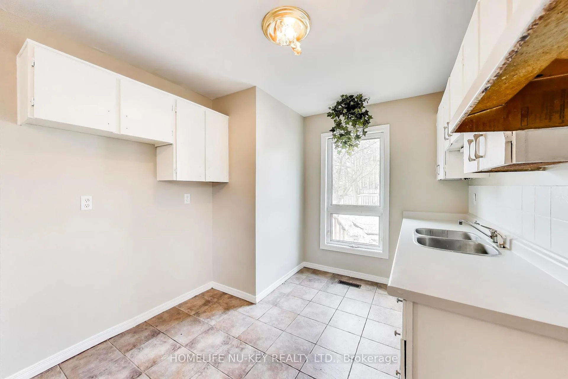 Photo 11 of 77 Frost Trail, Barrie, Letitia Heights — HOMEH