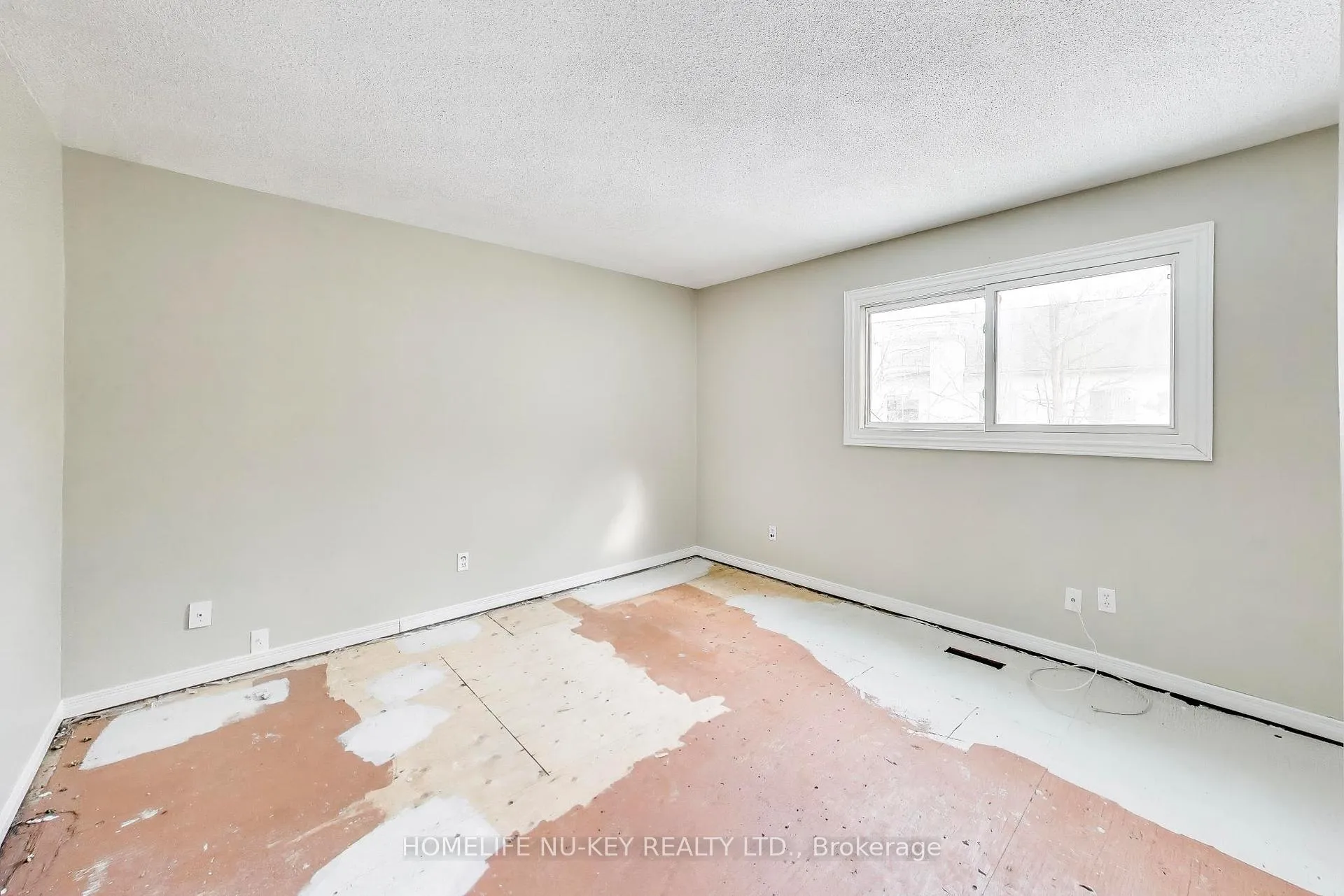 Photo 16 of 77 Frost Trail, Barrie, Letitia Heights — HOMEH