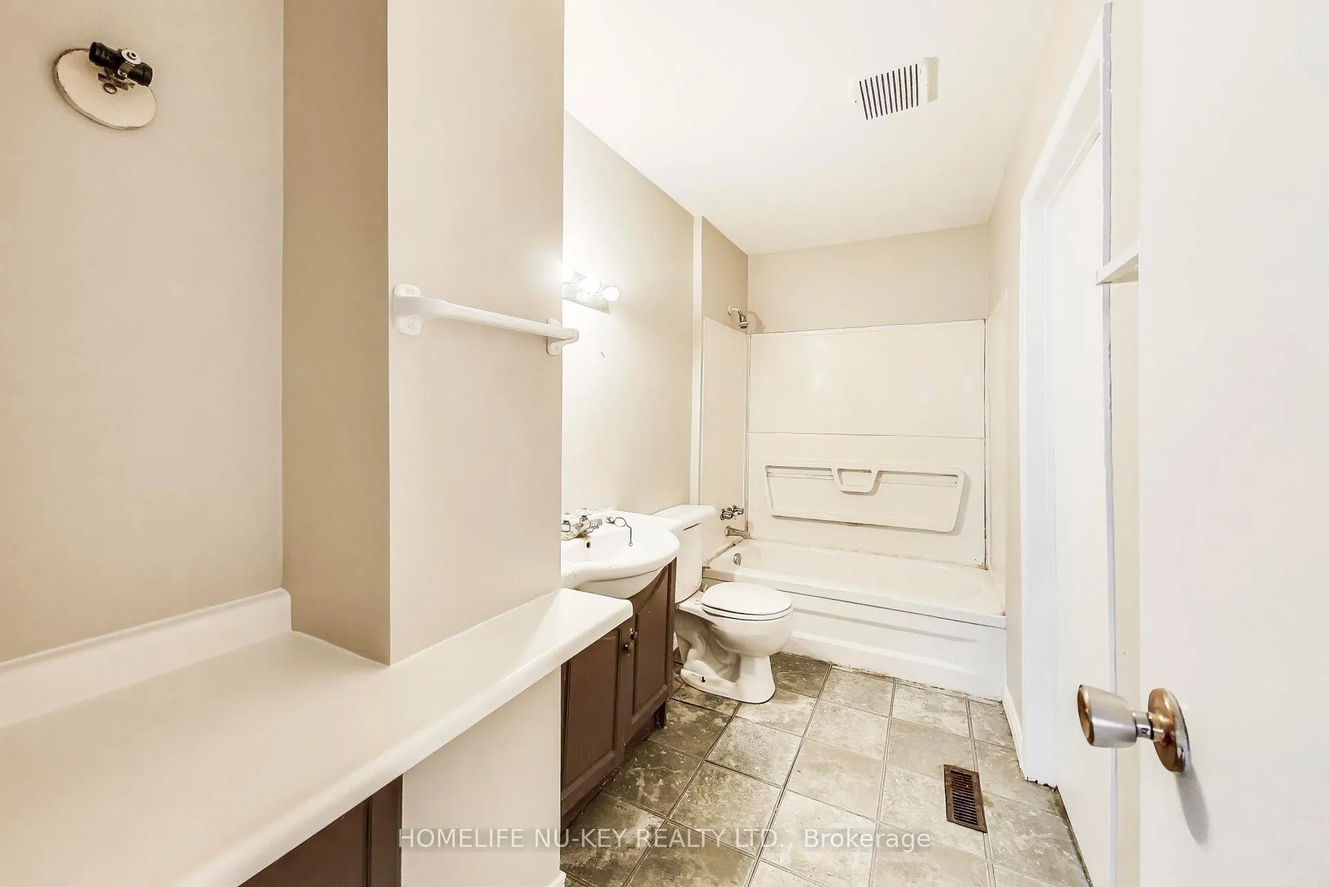 Photo 19 of 77 Frost Trail, Barrie, Letitia Heights — HOMEH