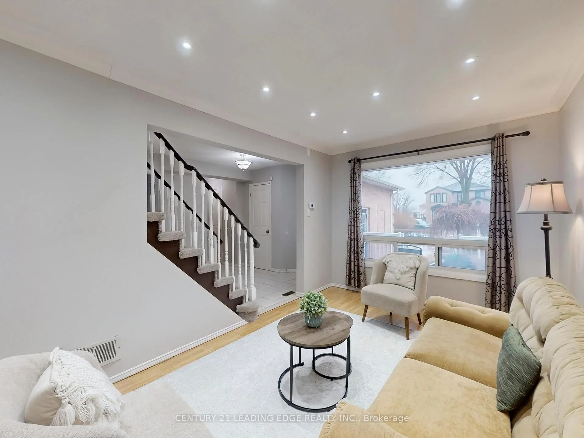 Photo 5 of 176 Large Crescent, Ajax, Central West — HOMEH