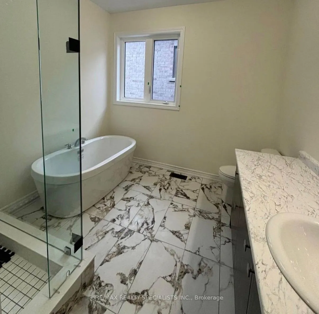 Photo 4 of 24 Ahchie Court N, Vaughan, Patterson — HOMEH