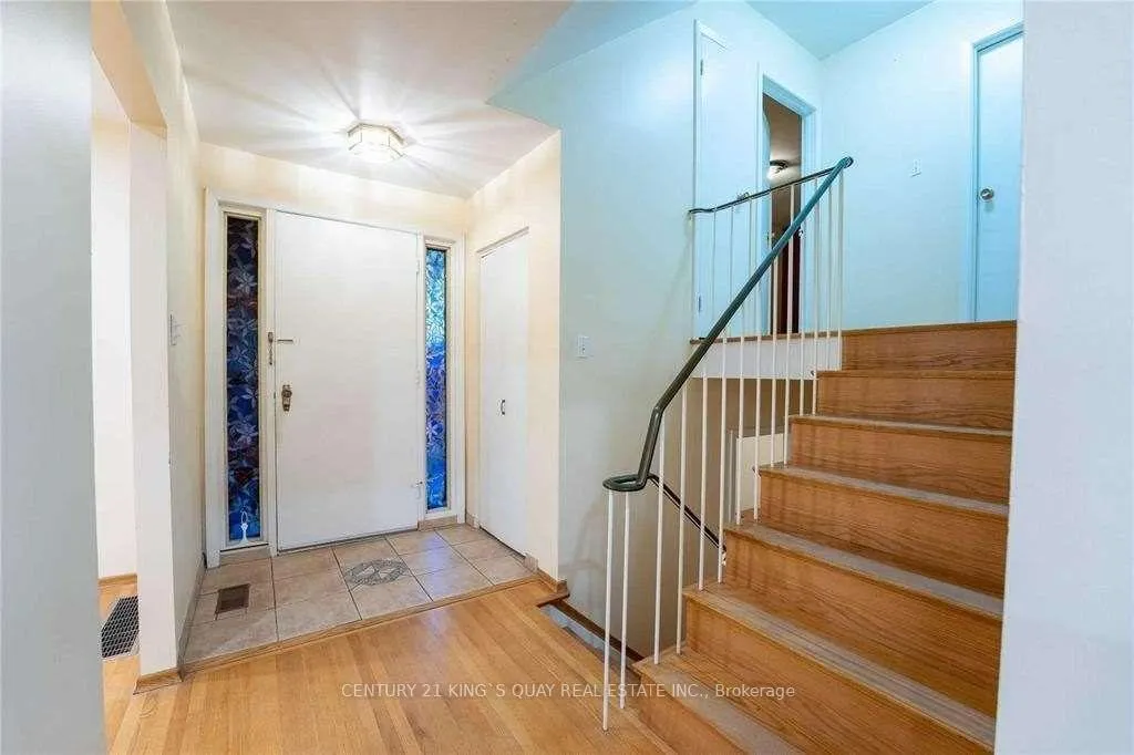 Photo 2 of 7 Ennismore Place, North York, Don Valley Village — HOMEH