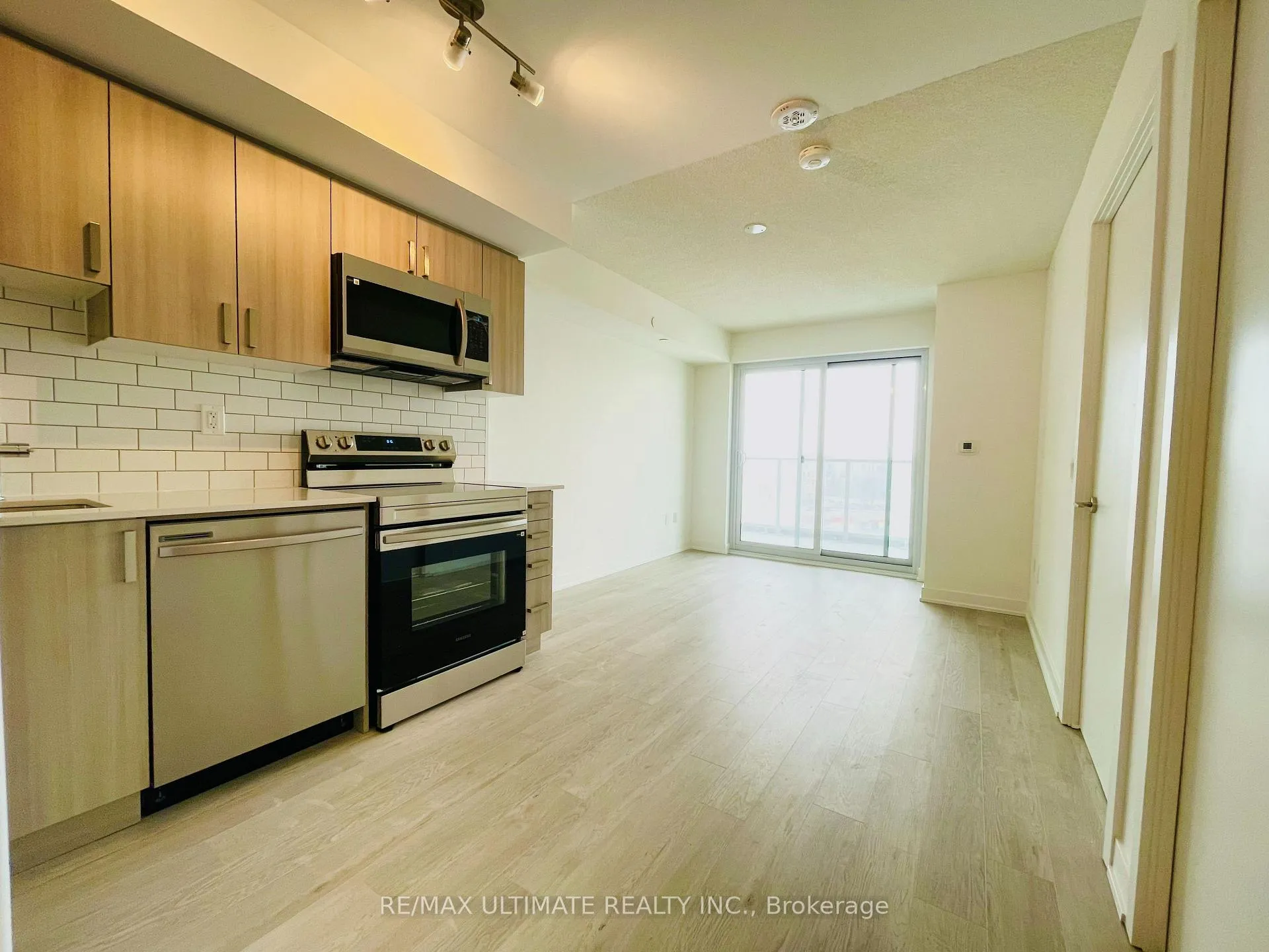 Photo 3 of Unit 1401, 1010 Sandy Beach Road, Pickering, Bay Ridges — HOMEH