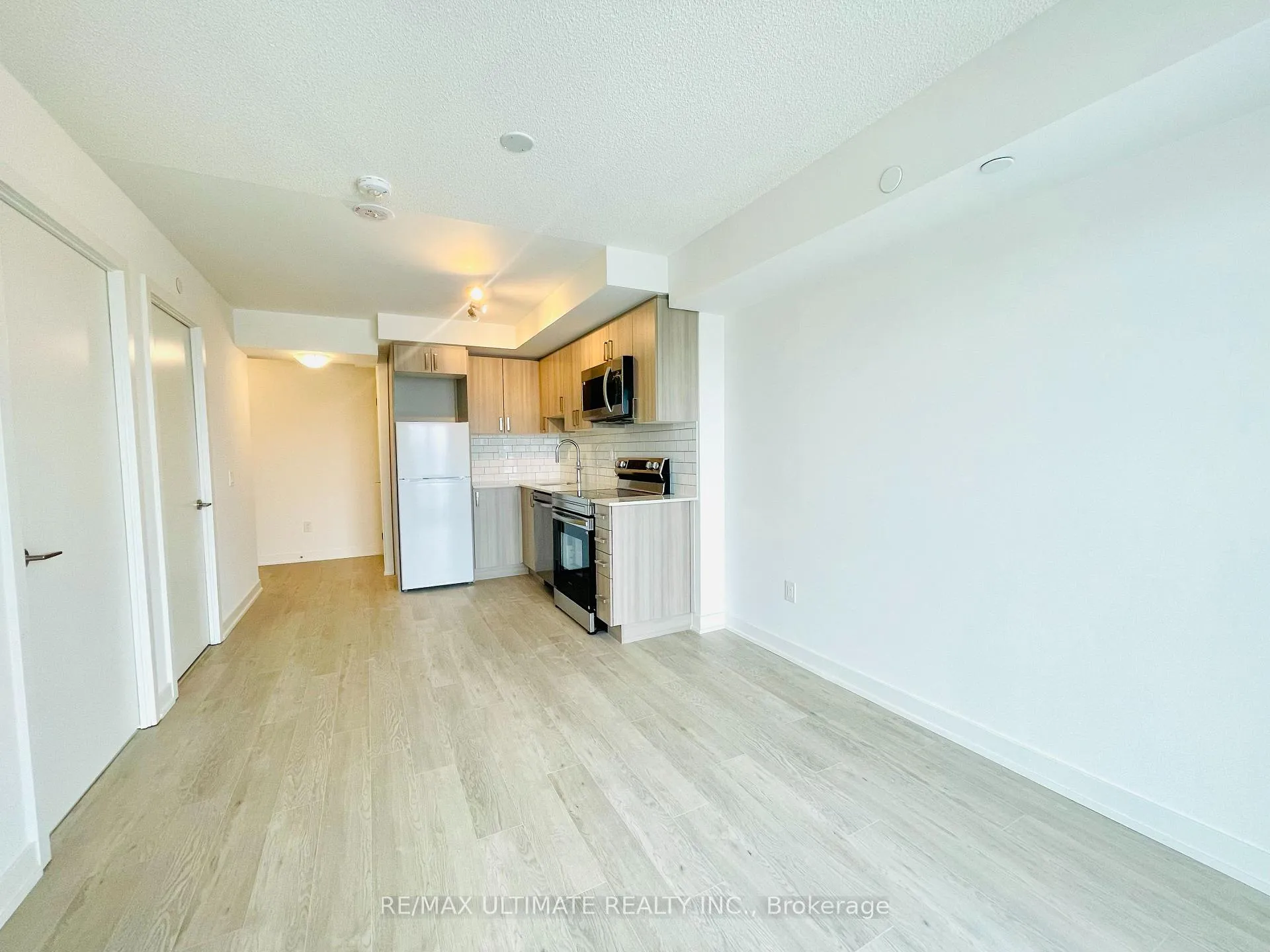 Photo 4 of Unit 1401, 1010 Sandy Beach Road, Pickering, Bay Ridges — HOMEH