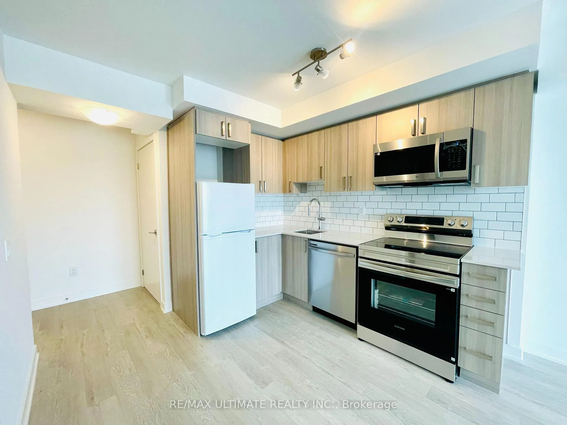 Photo 5 of Unit 1401, 1010 Sandy Beach Road, Pickering, Bay Ridges — HOMEH