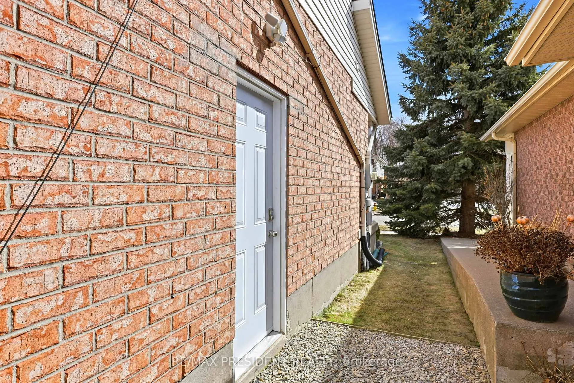 Photo 3 of 199 Bush Clover Crescent, Kitchener — HOMEH