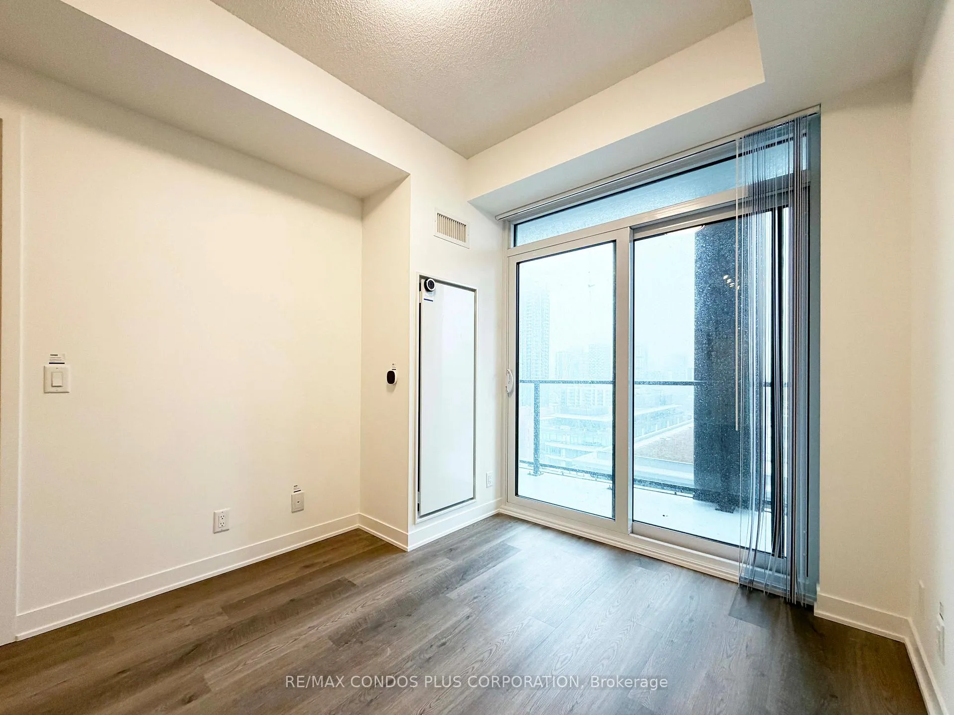 Photo 4 of Unit 2215, 180 Front Street E, Toronto, Moss Park — HOMEH