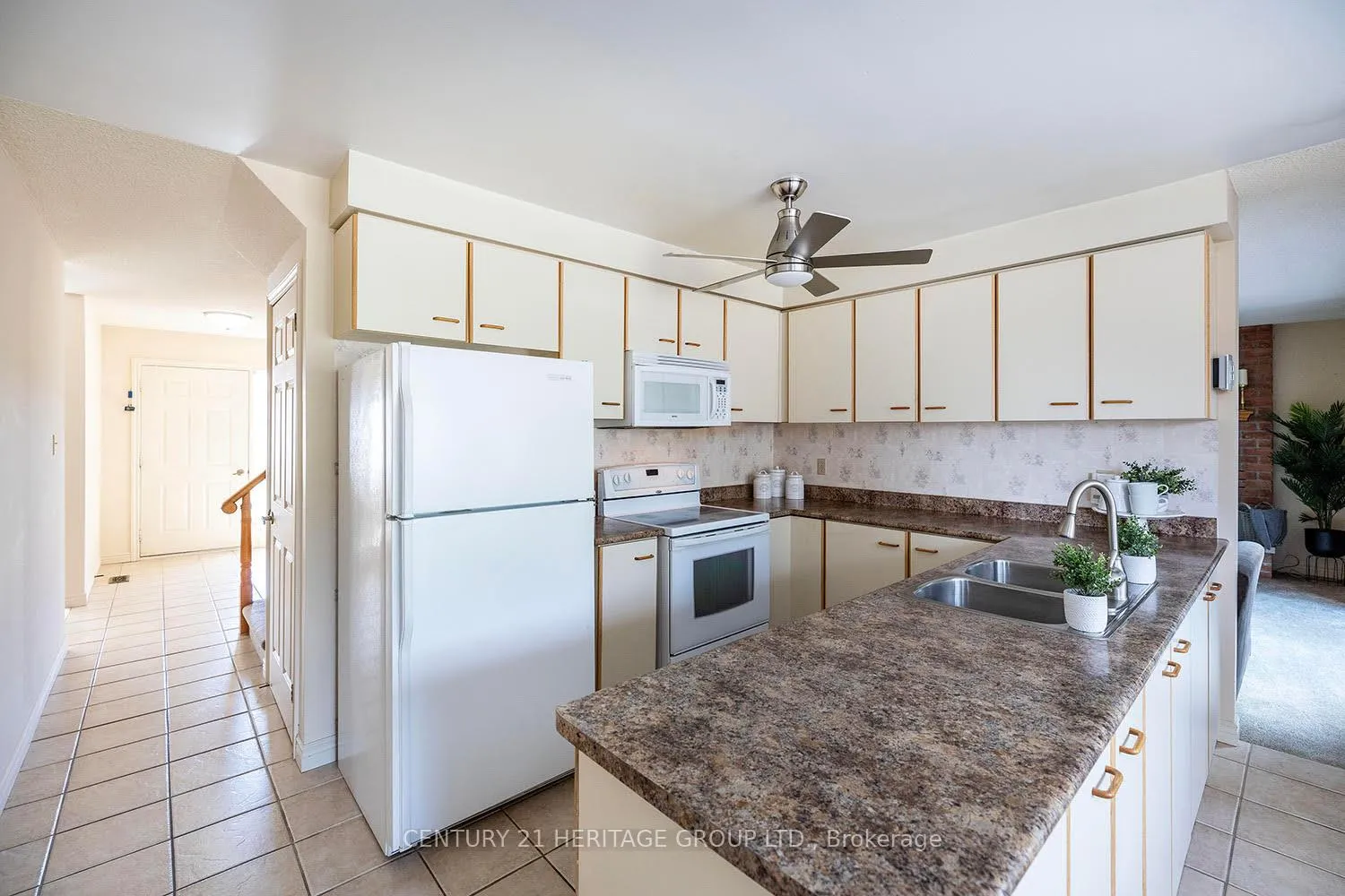 Photo 8 of 804 Mahina Street, Oshawa, McLaughlin — HOMEH