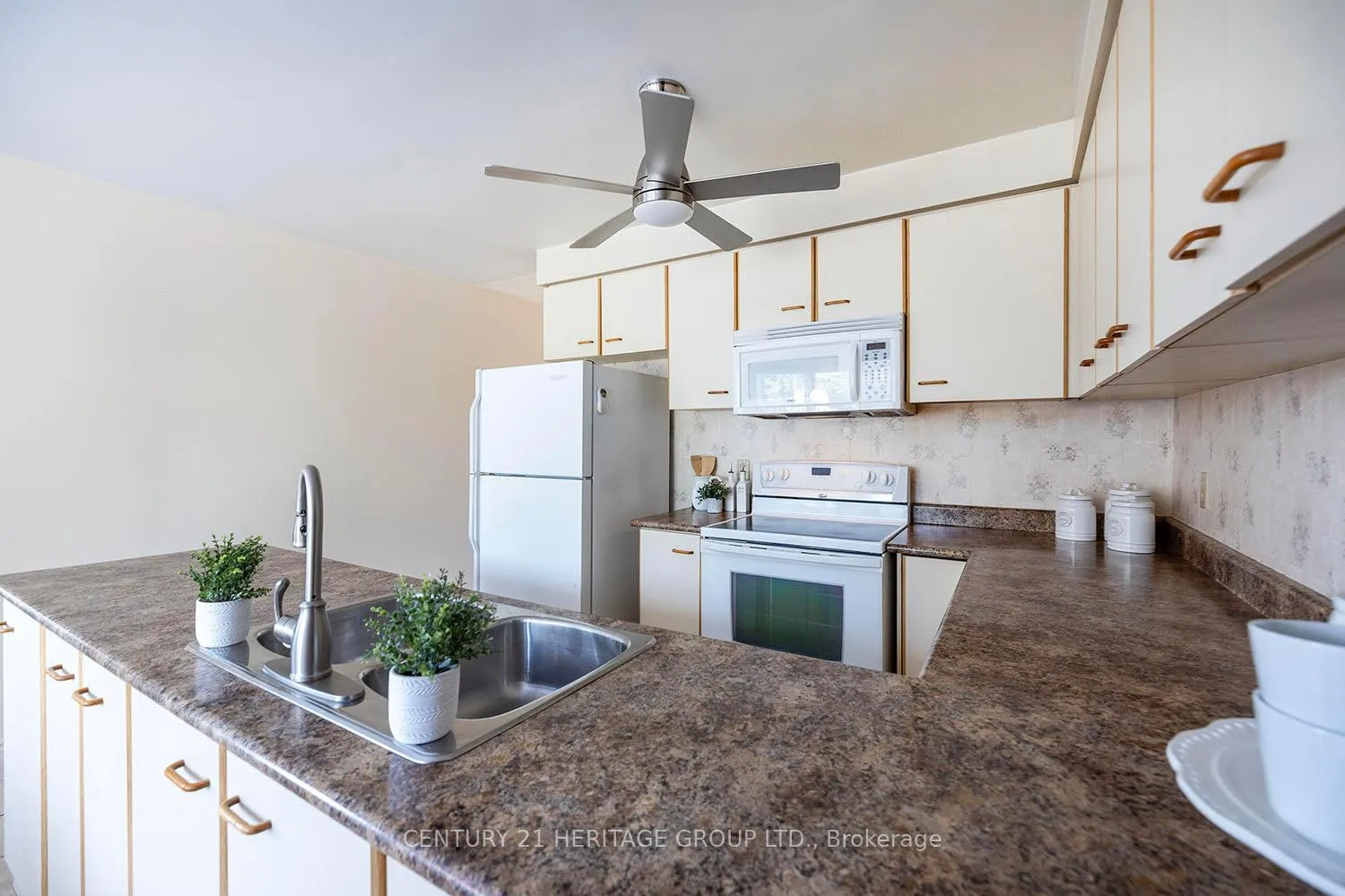 Photo 9 of 804 Mahina Street, Oshawa, McLaughlin — HOMEH