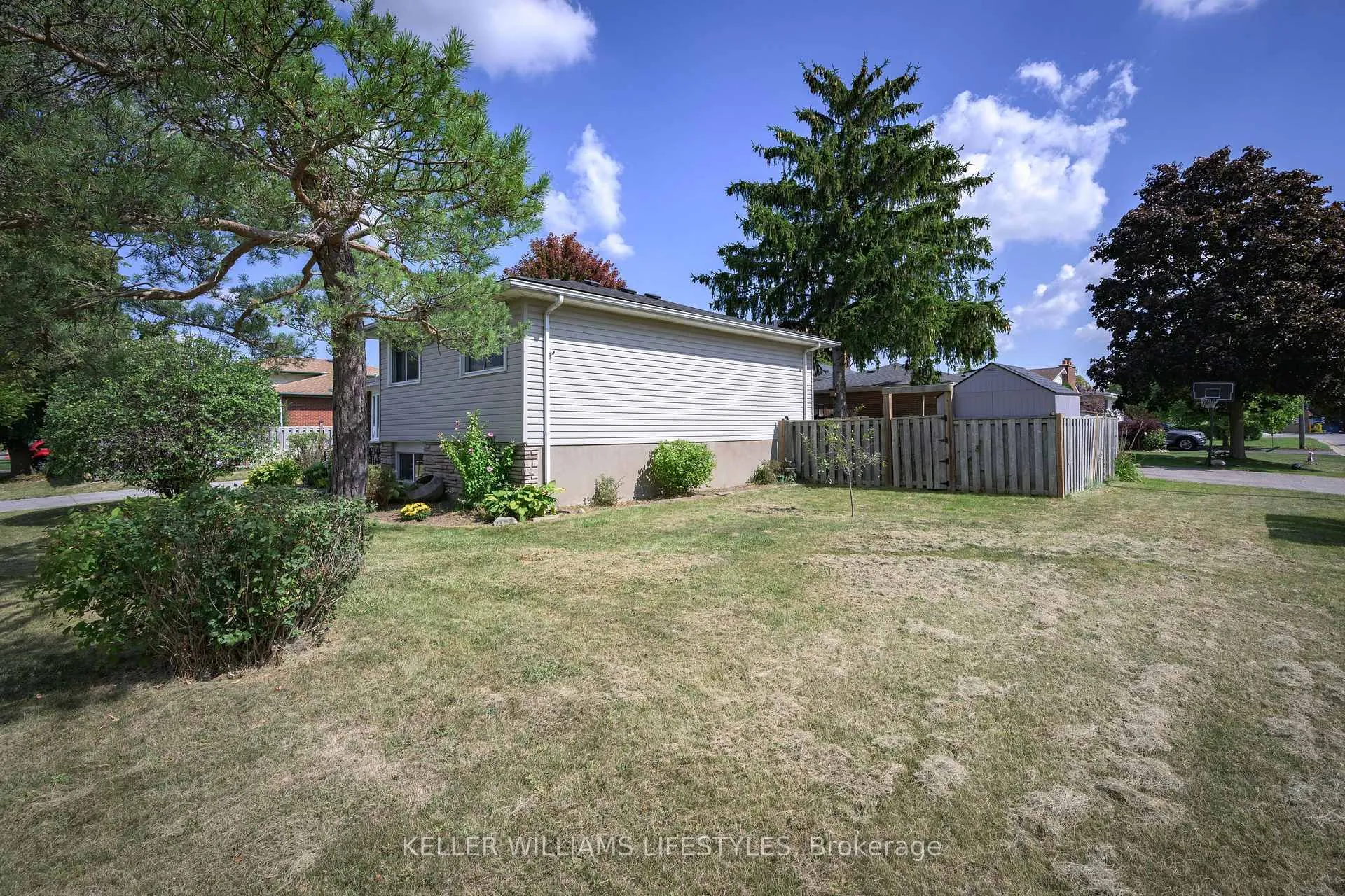 Photo 3 of 12 Stirling Crescent, St. Thomas — HOMEH