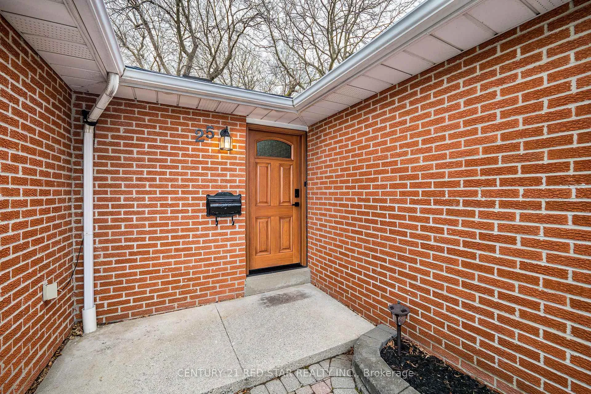 Photo 5 of 25 Devonshire Drive, Brampton, Southgate — HOMEH
