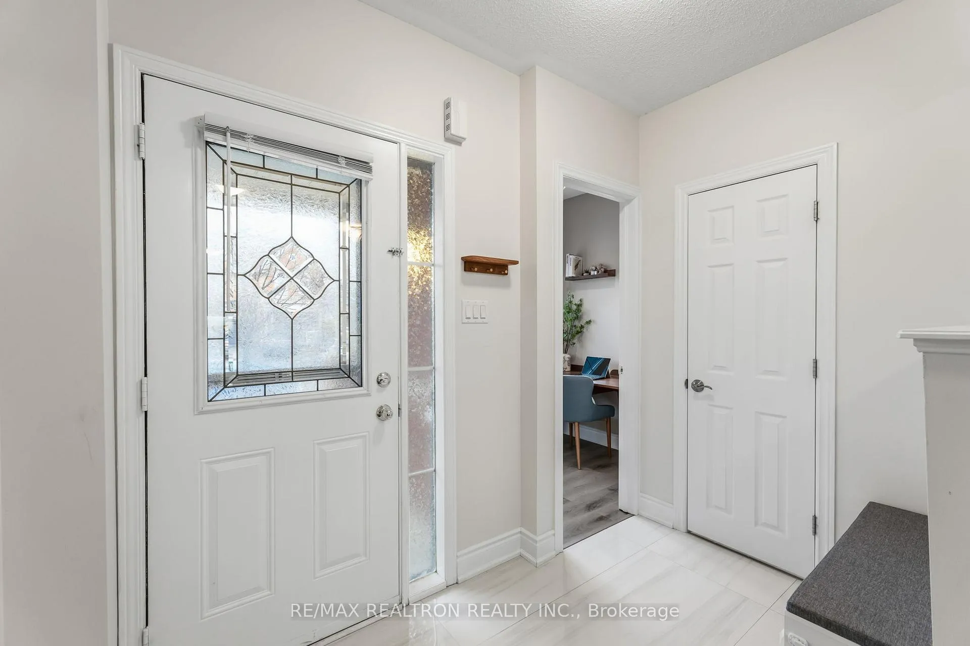 Photo 2 of 41 Wallwark Street, Aurora, Bayview Northeast — HOMEH