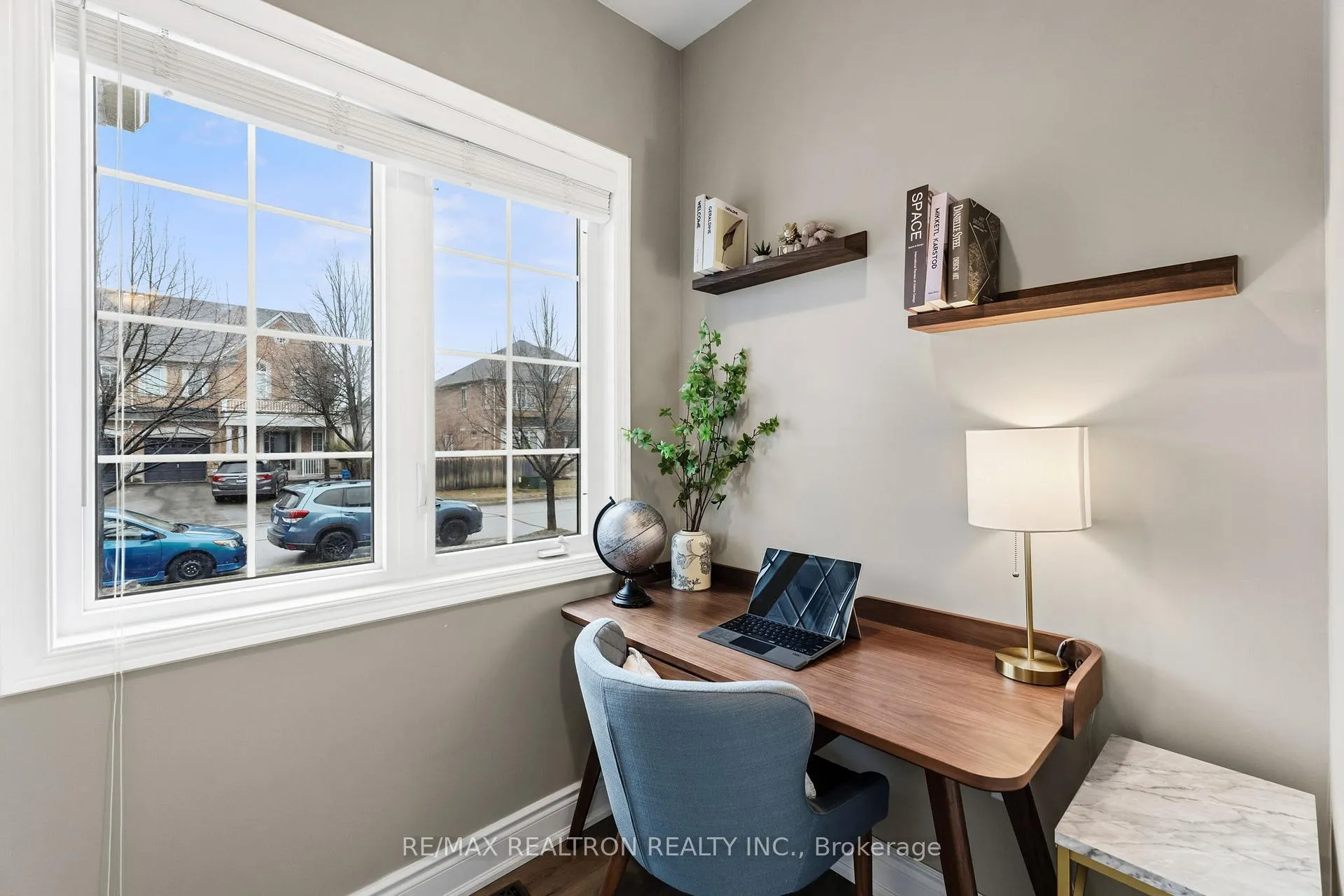 Photo 3 of 41 Wallwark Street, Aurora, Bayview Northeast — HOMEH