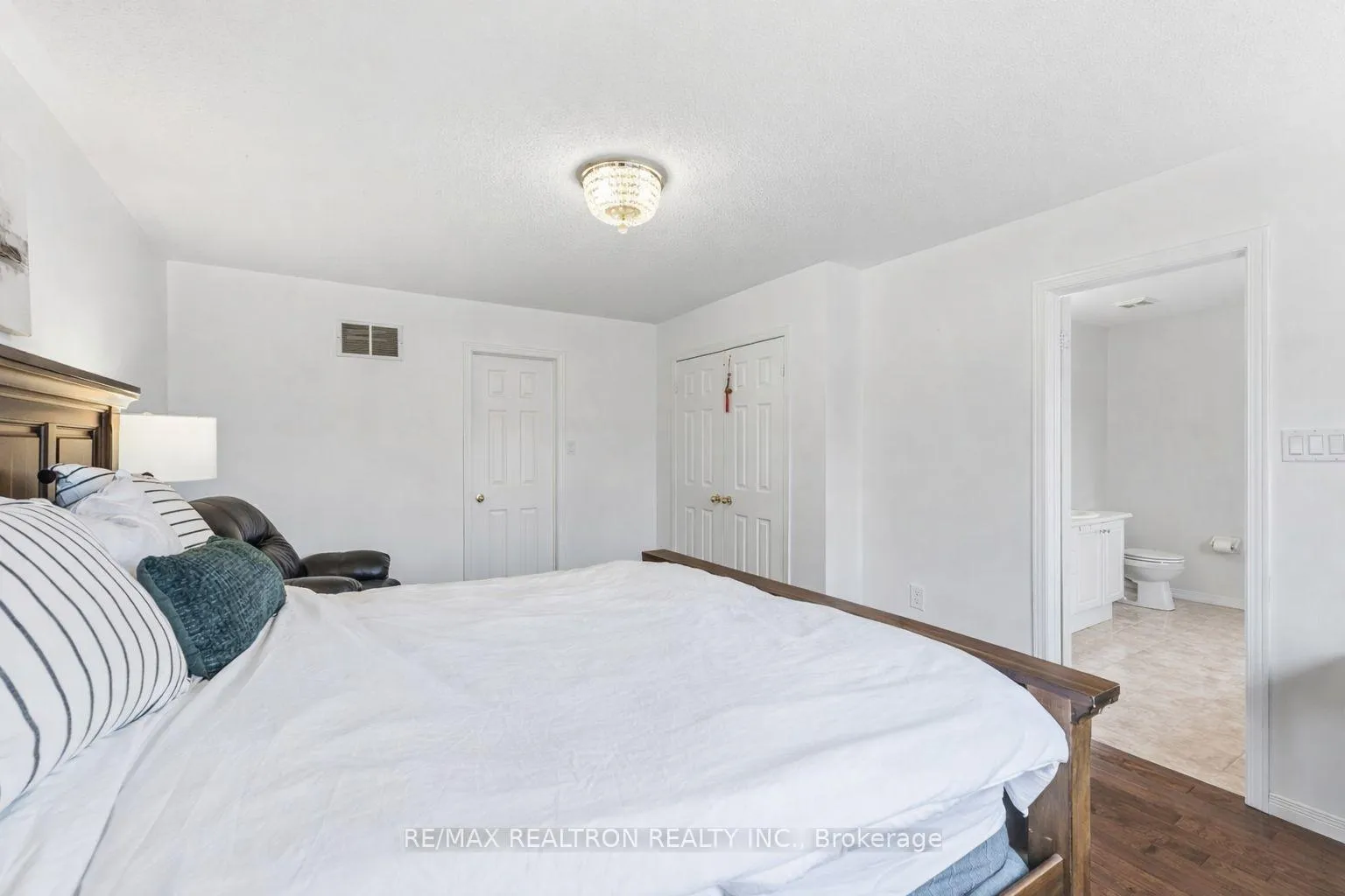 Photo 10 of 41 Wallwark Street, Aurora, Bayview Northeast — HOMEH