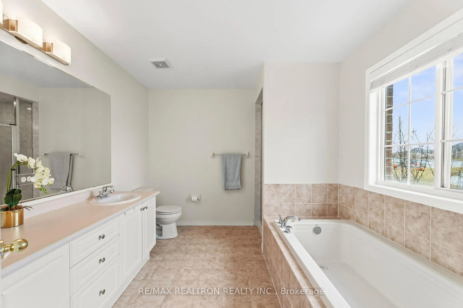 Photo 11 of 41 Wallwark Street, Aurora, Bayview Northeast — HOMEH