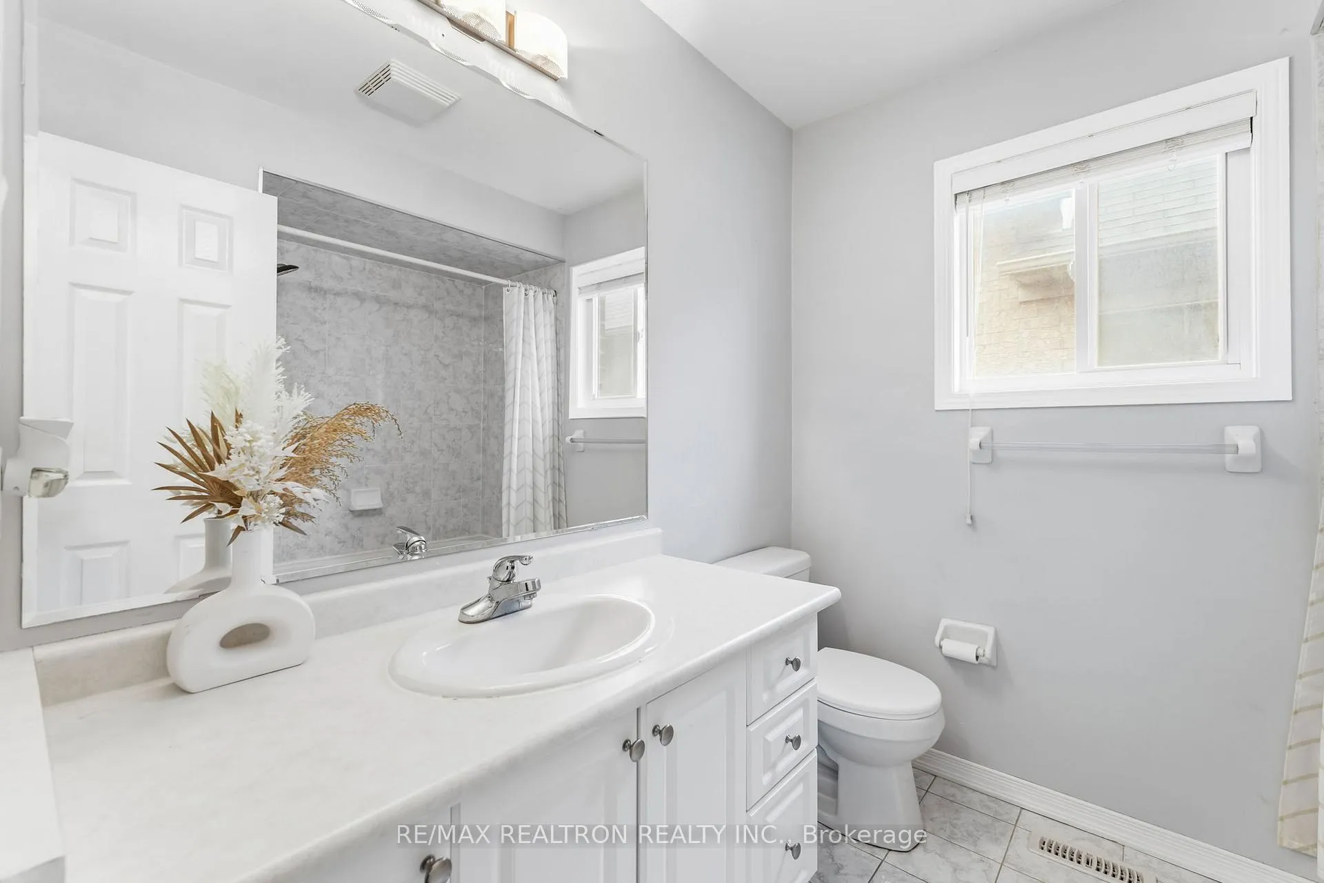 Photo 13 of 41 Wallwark Street, Aurora, Bayview Northeast — HOMEH