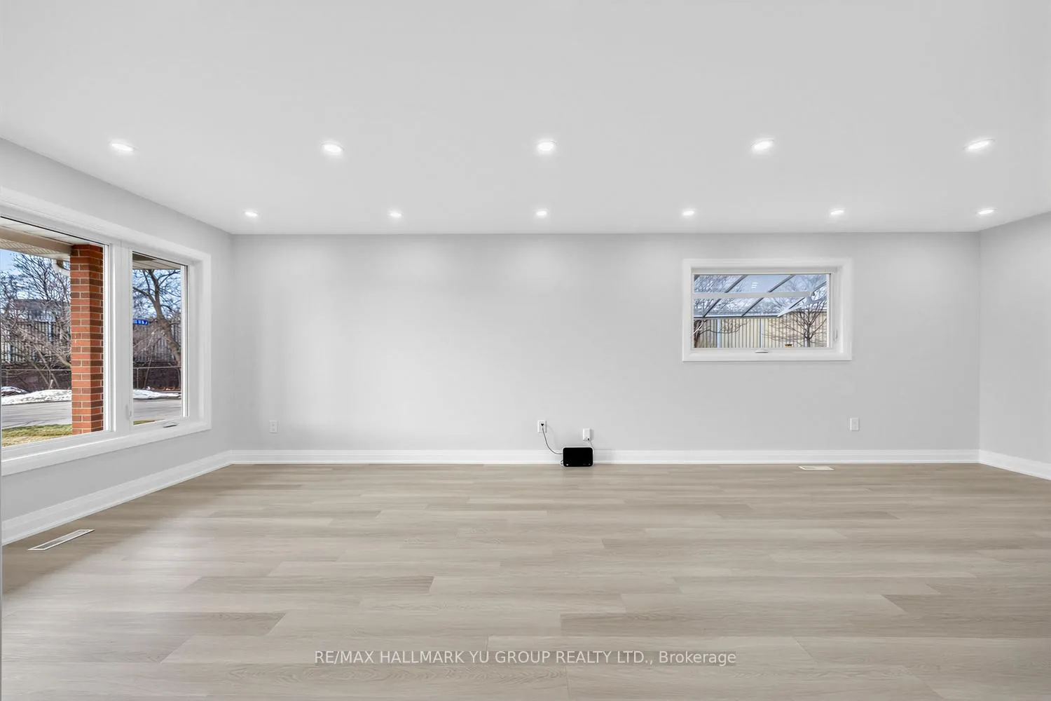 Photo 3 of 12 Pleasant View Drive, North York, Pleasant View — HOMEH