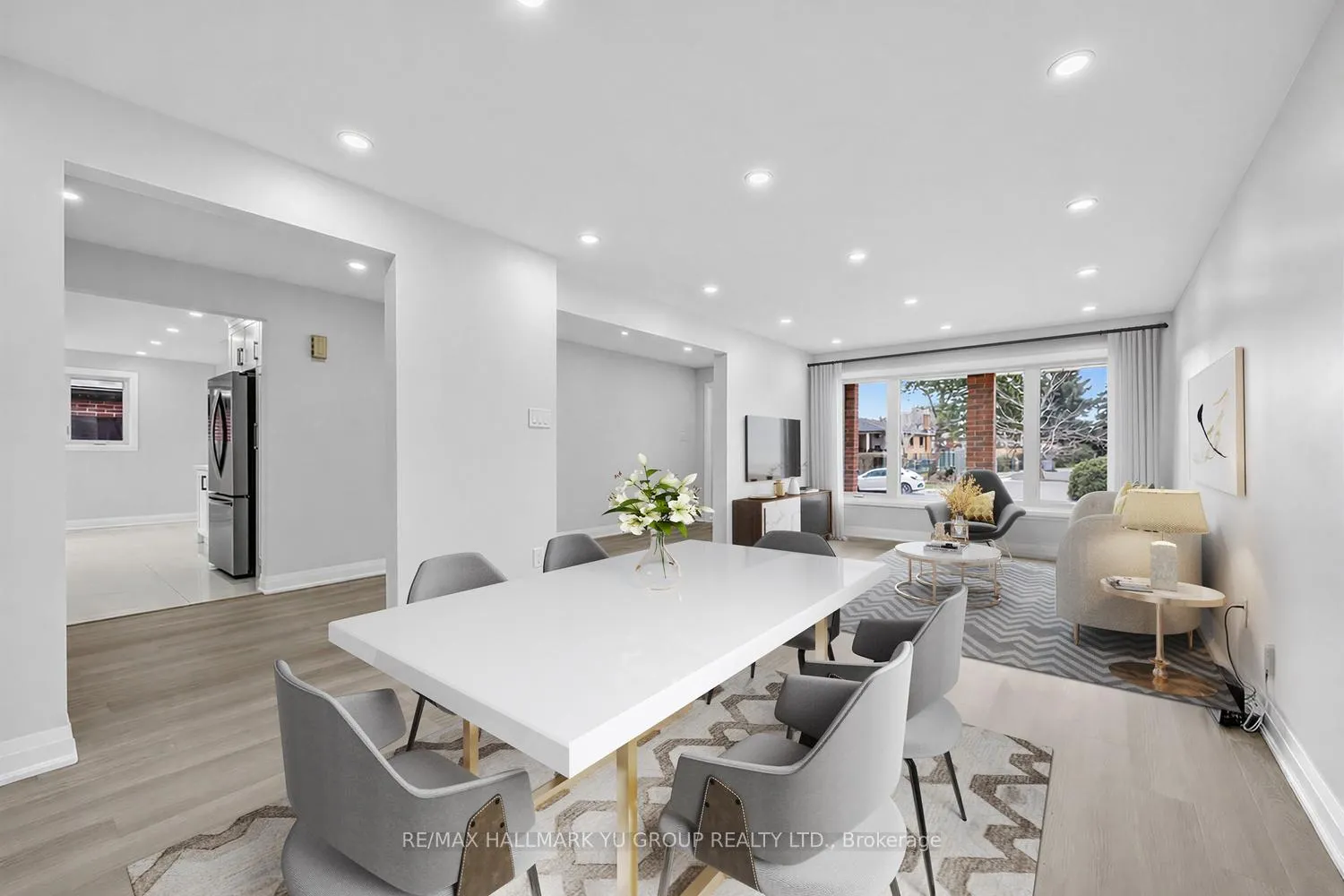 Photo 4 of 12 Pleasant View Drive, North York, Pleasant View — HOMEH