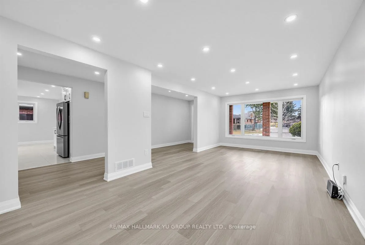 Photo 5 of 12 Pleasant View Drive, North York, Pleasant View — HOMEH