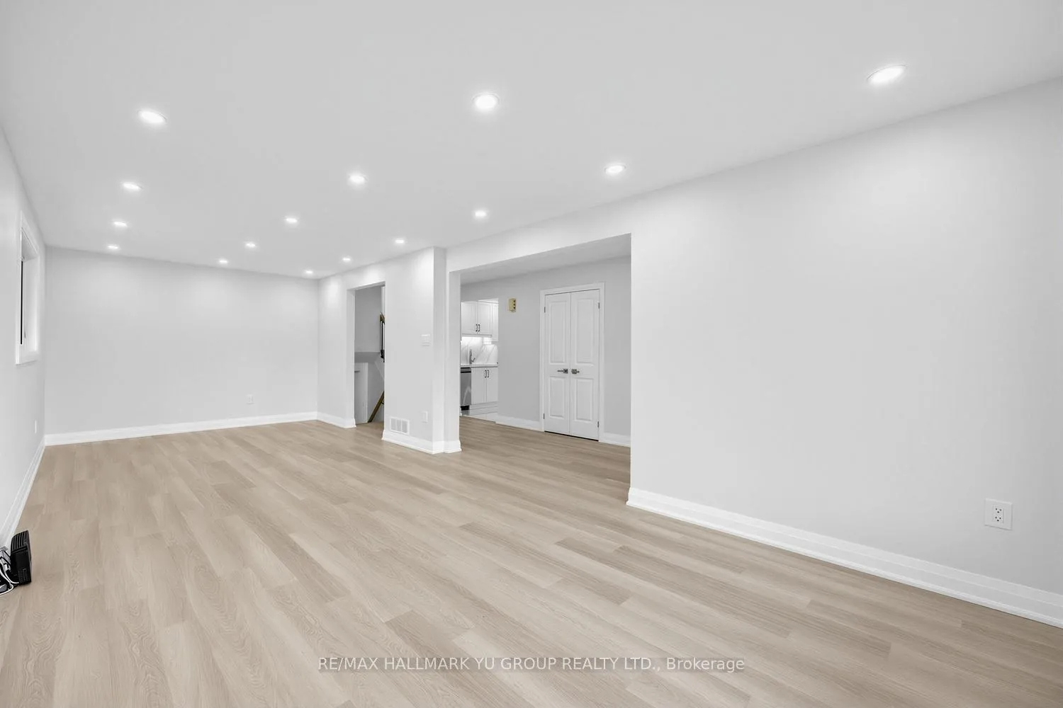 Photo 7 of 12 Pleasant View Drive, North York, Pleasant View — HOMEH
