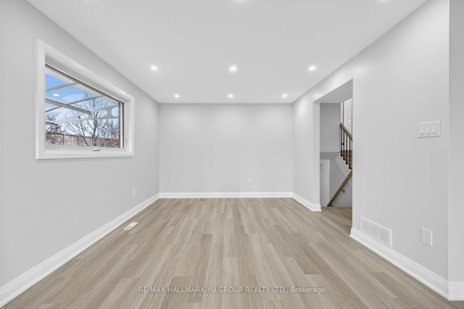 Photo 9 of 12 Pleasant View Drive, North York, Pleasant View — HOMEH