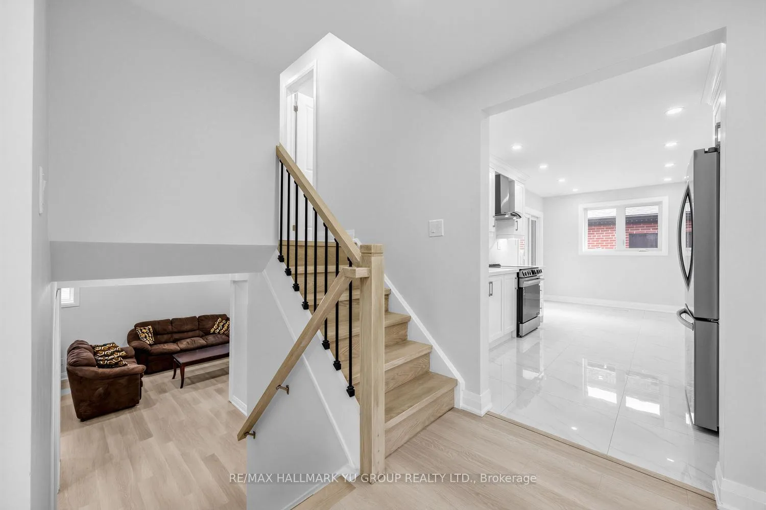 Photo 11 of 12 Pleasant View Drive, North York, Pleasant View — HOMEH