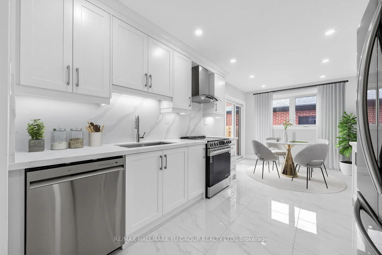 Photo 12 of 12 Pleasant View Drive, North York, Pleasant View — HOMEH