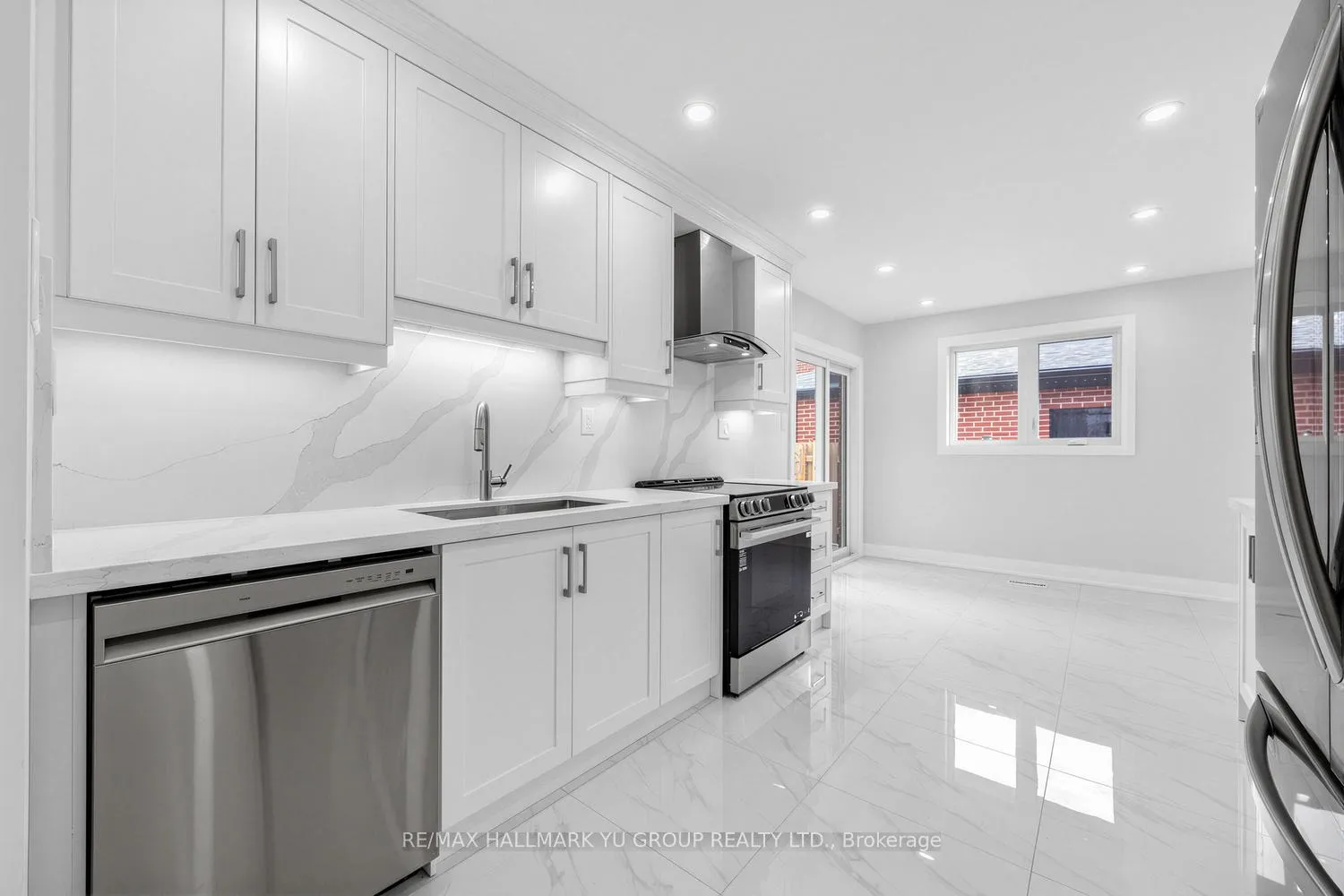 Photo 13 of 12 Pleasant View Drive, North York, Pleasant View — HOMEH