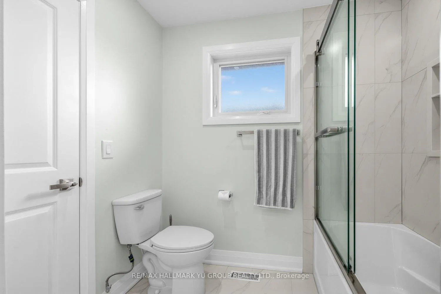Photo 21 of 12 Pleasant View Drive, North York, Pleasant View — HOMEH