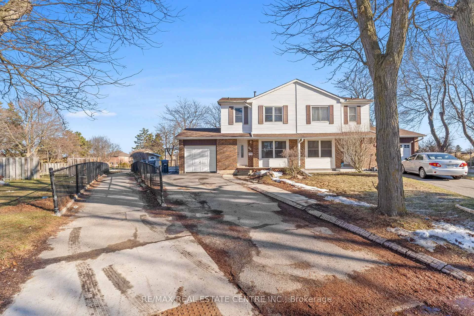 Photo 2 of 86 Judith Crescent, Brampton, Northgate — HOMEH