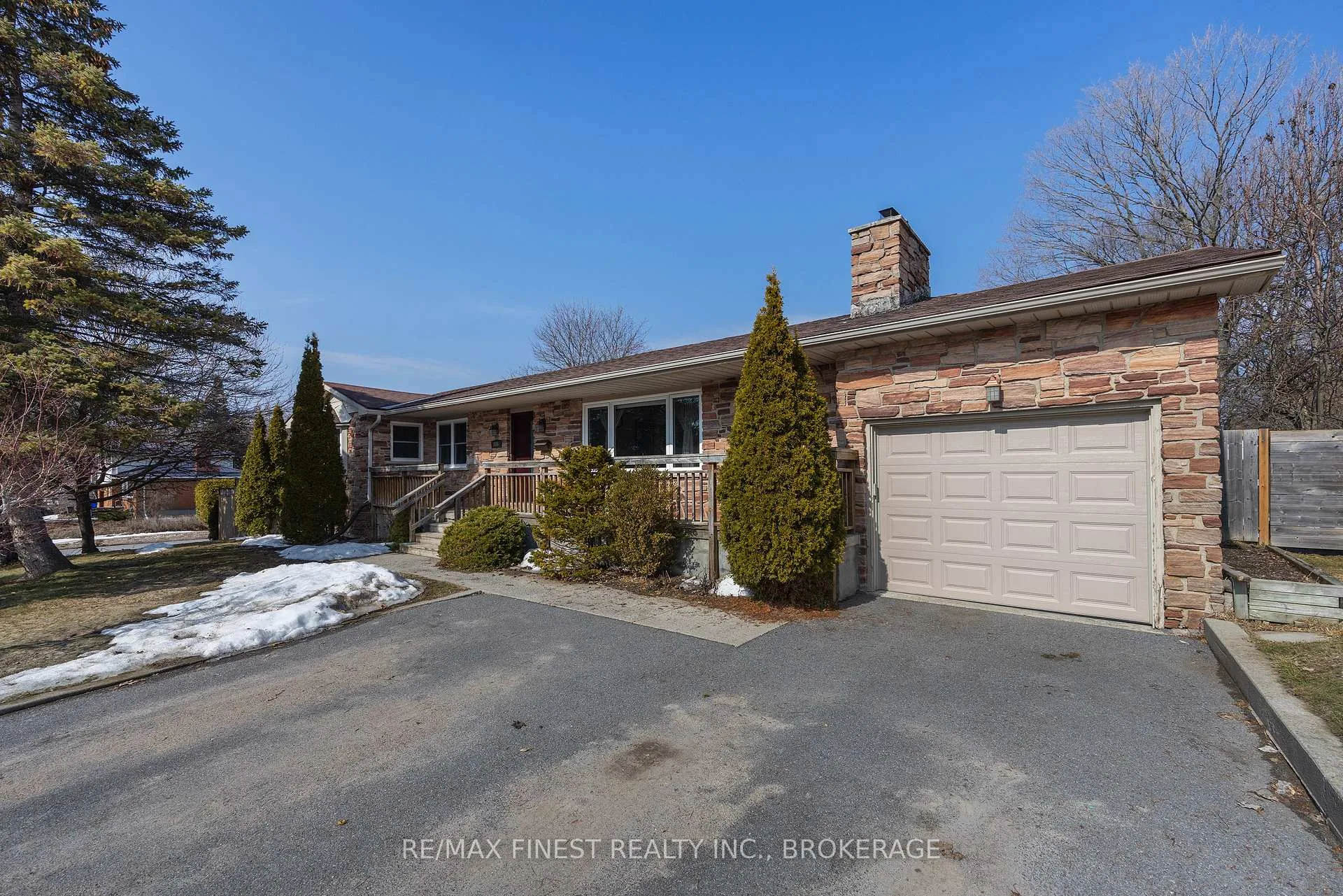 Photo 4 of 886 Pembridge Crescent, Kingston, South of Taylor-Kidd Blvd — HOMEH