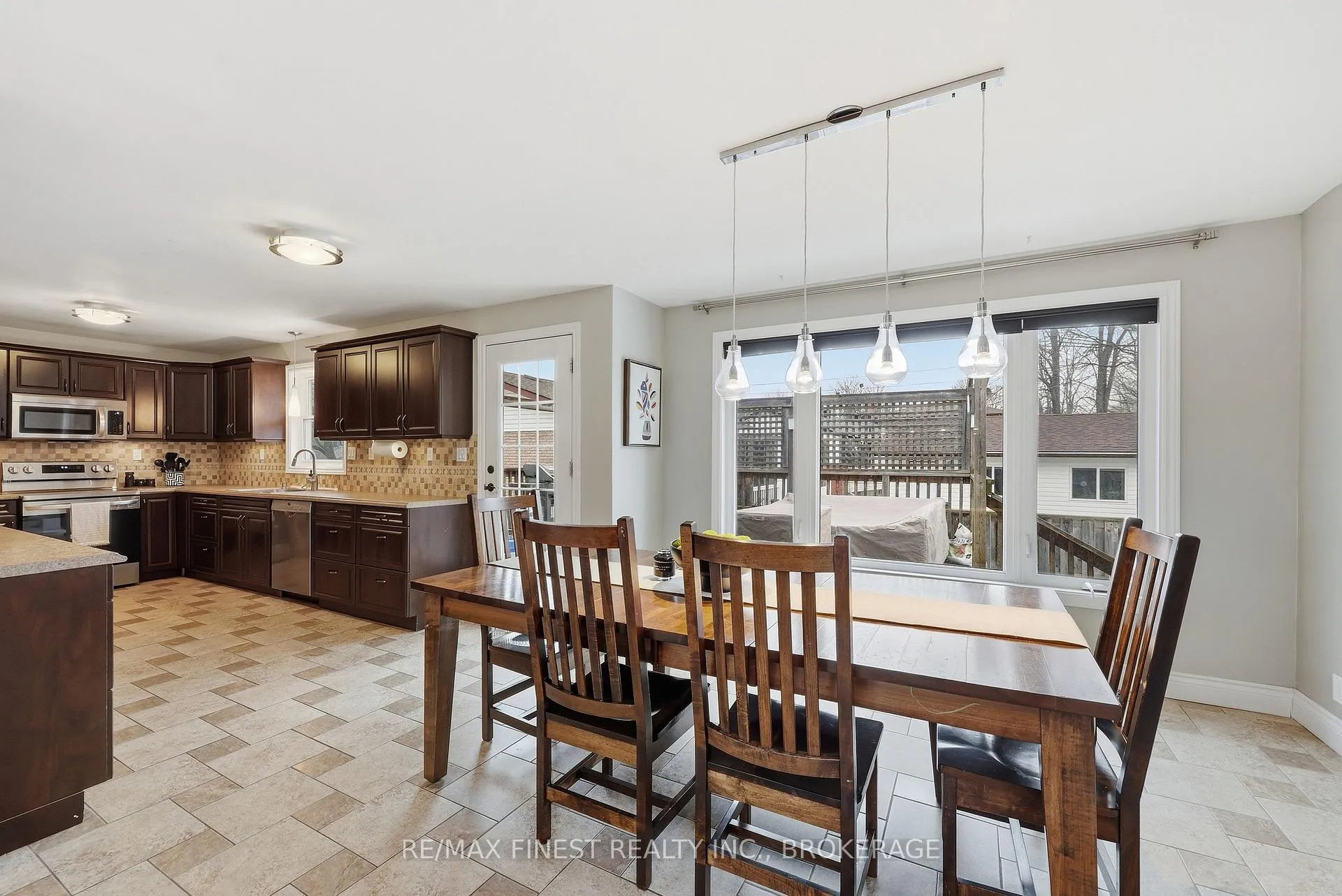 Photo 13 of 886 Pembridge Crescent, Kingston, South of Taylor-Kidd Blvd — HOMEH
