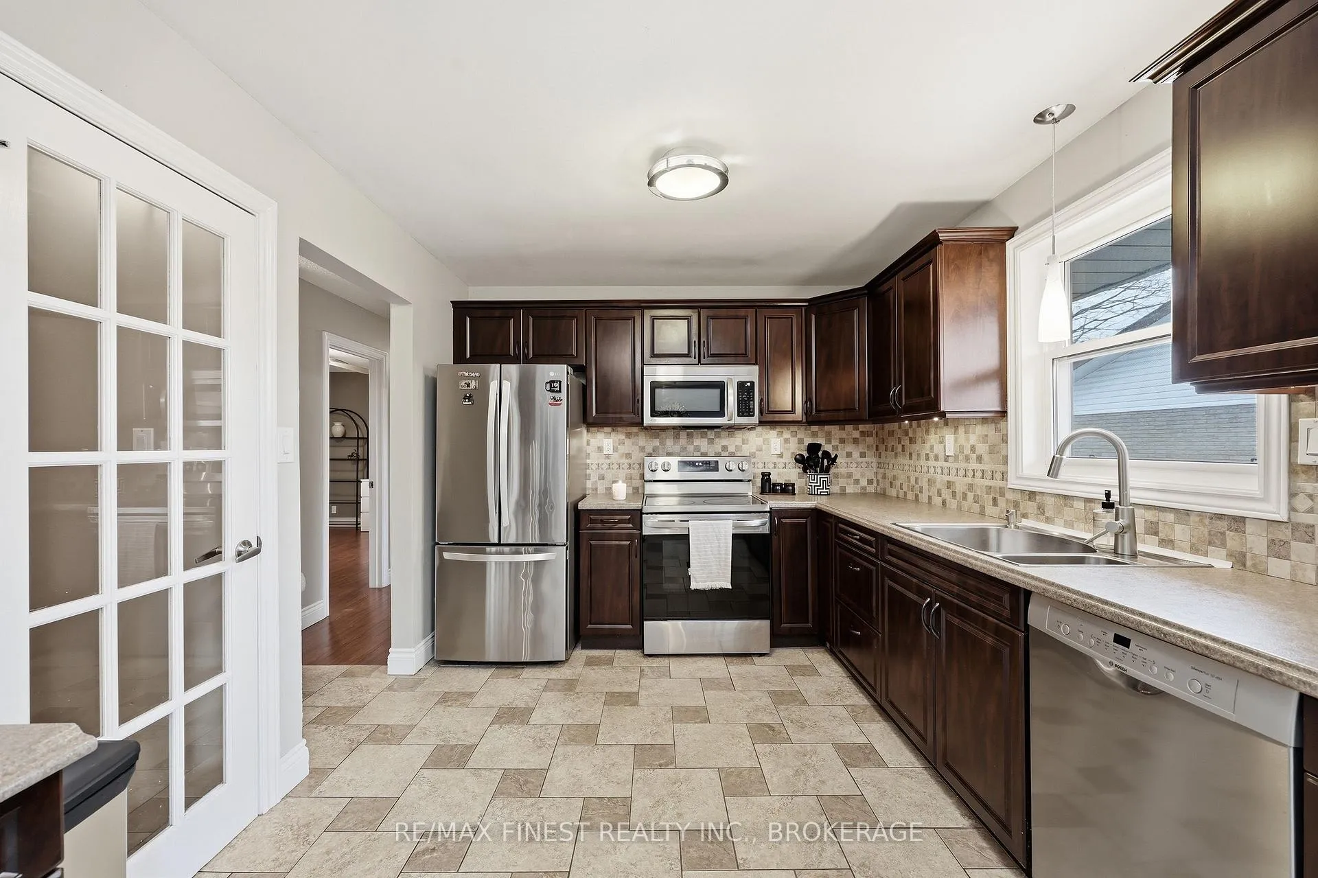 Photo 17 of 886 Pembridge Crescent, Kingston, South of Taylor-Kidd Blvd — HOMEH