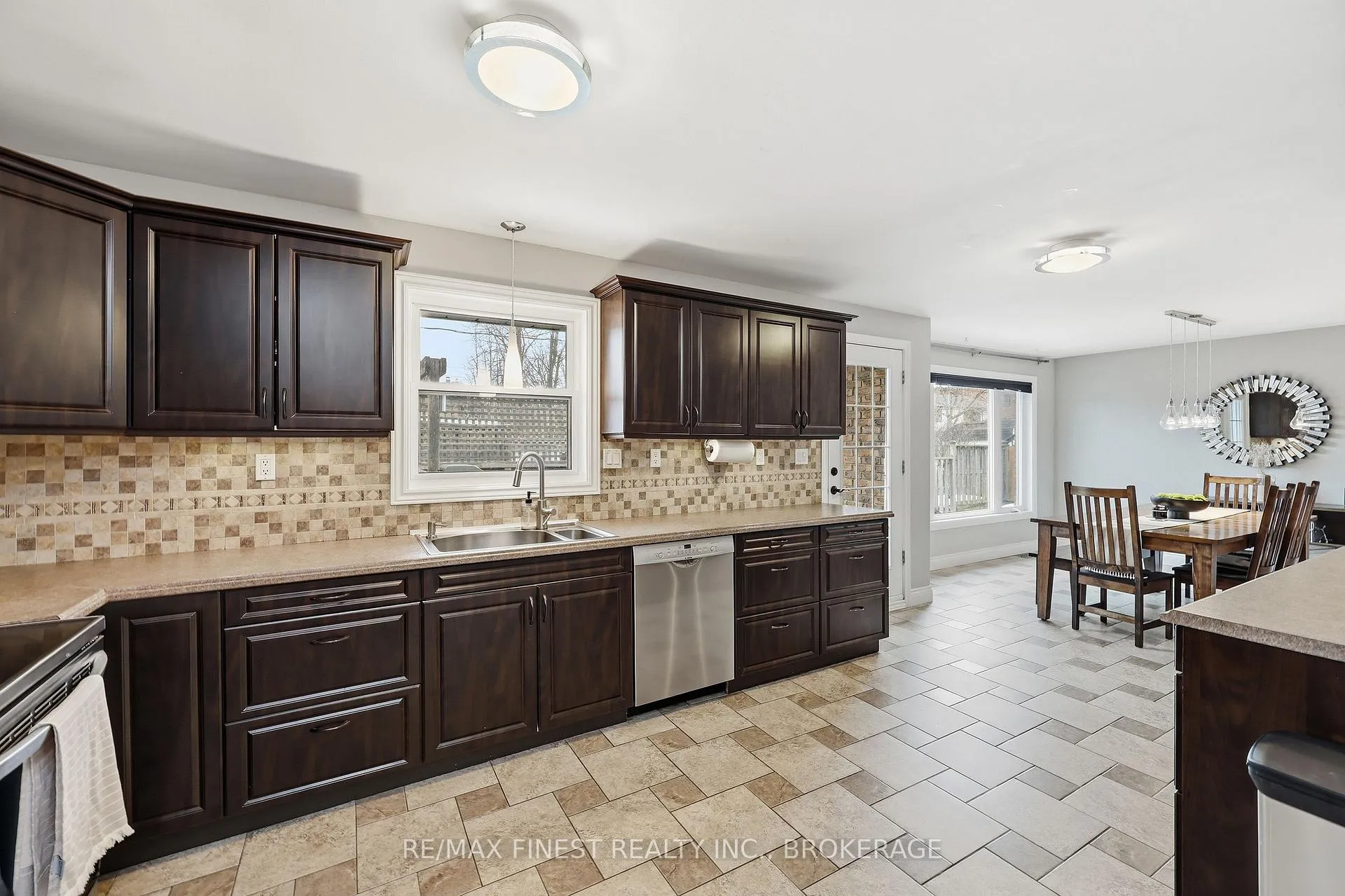 Photo 18 of 886 Pembridge Crescent, Kingston, South of Taylor-Kidd Blvd — HOMEH