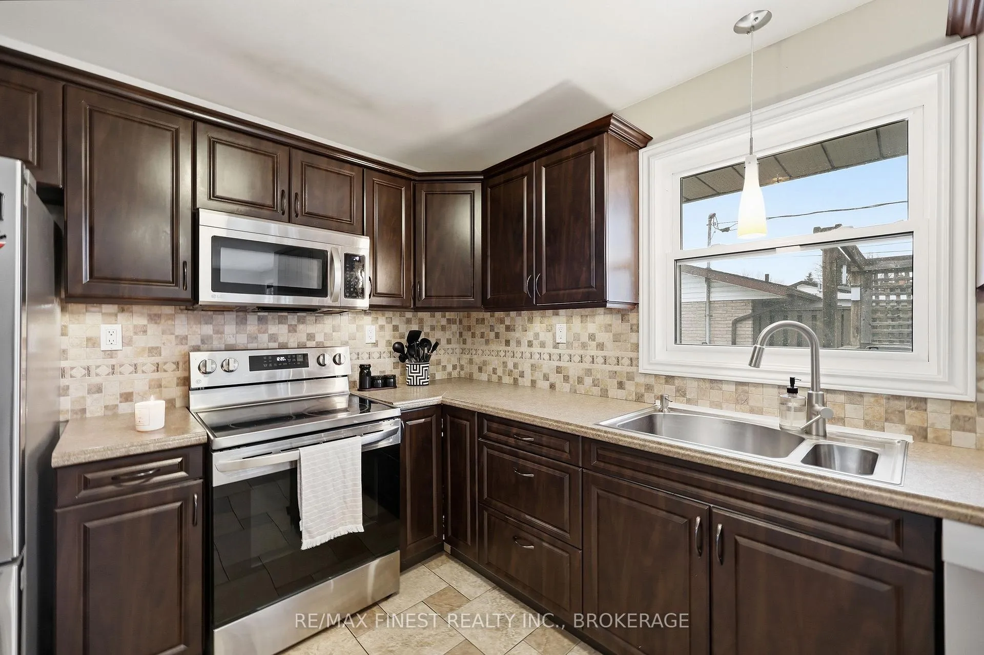 Photo 19 of 886 Pembridge Crescent, Kingston, South of Taylor-Kidd Blvd — HOMEH