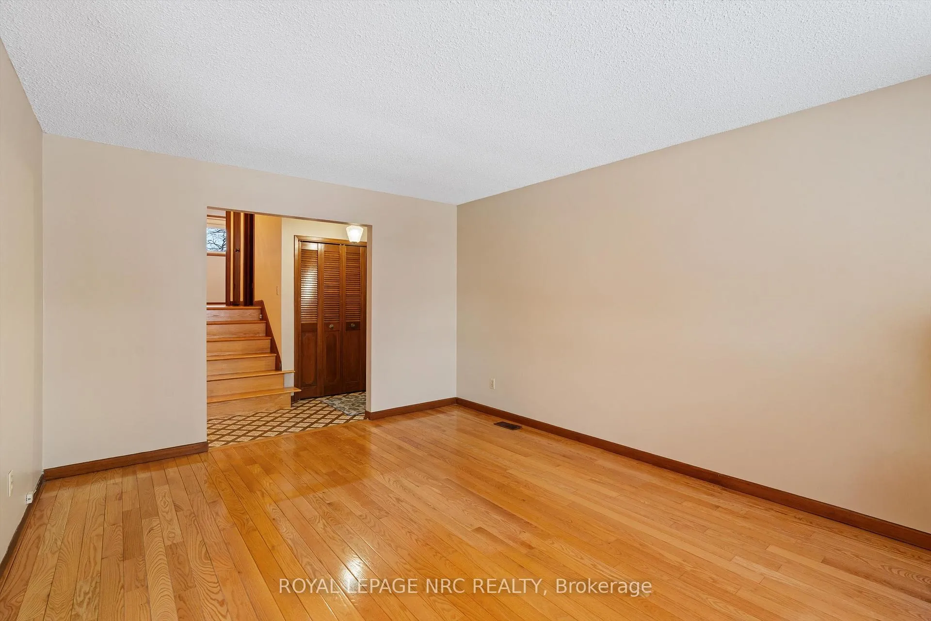 Photo 7 of 16 Appleford Road, St. Catharines, Secord Woods — HOMEH