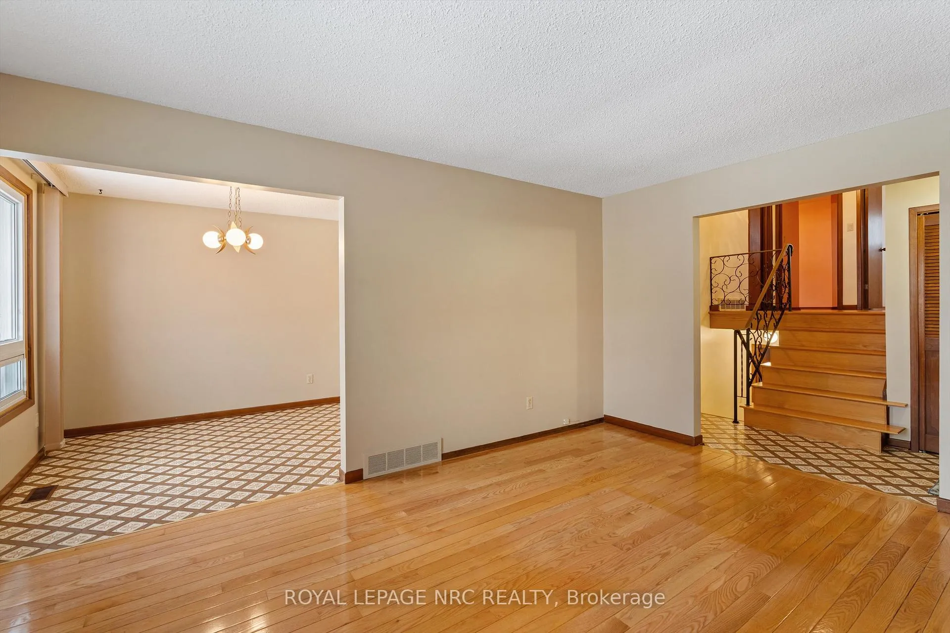 Photo 8 of 16 Appleford Road, St. Catharines, Secord Woods — HOMEH