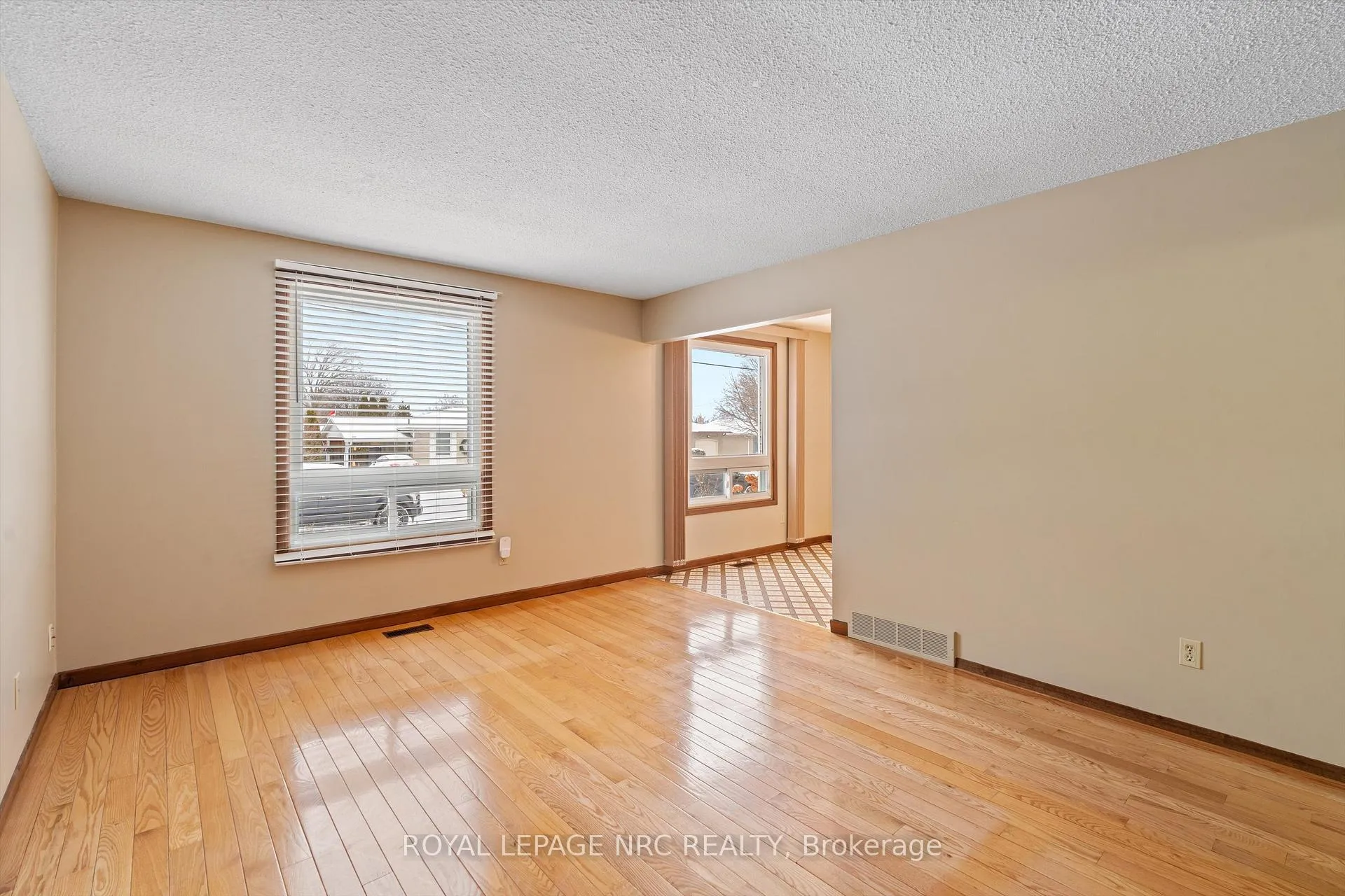 Photo 9 of 16 Appleford Road, St. Catharines, Secord Woods — HOMEH