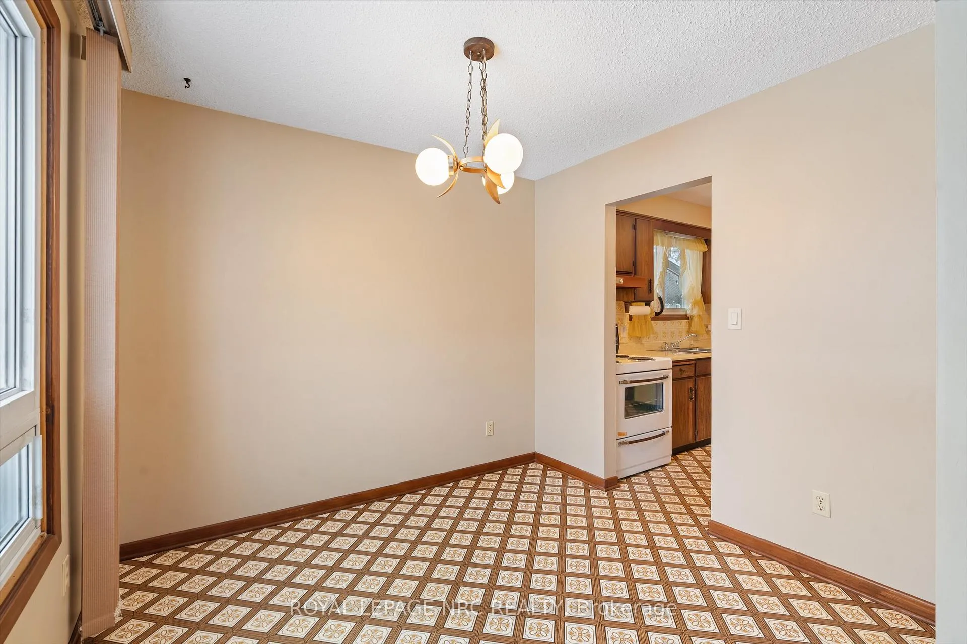 Photo 11 of 16 Appleford Road, St. Catharines, Secord Woods — HOMEH
