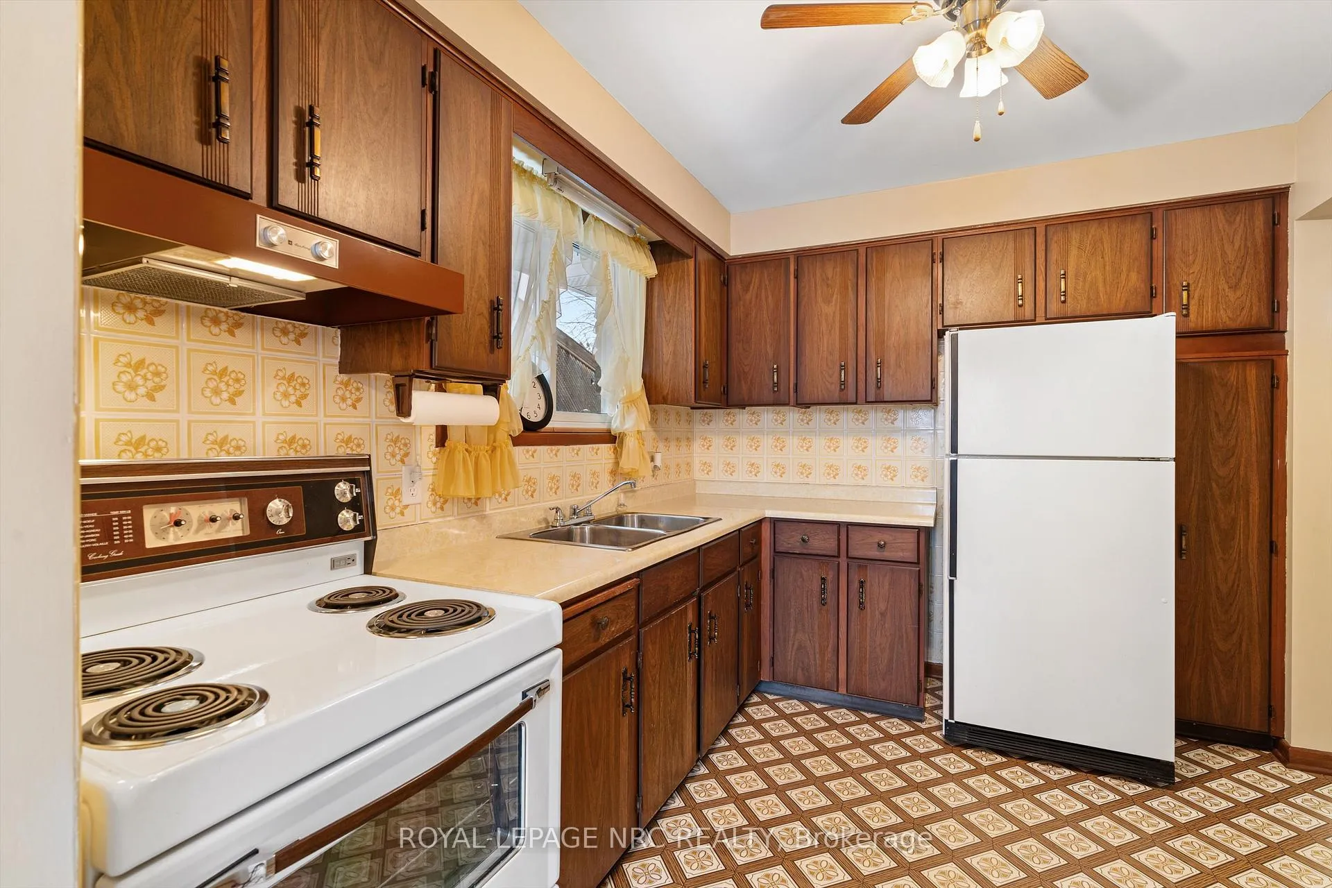 Photo 12 of 16 Appleford Road, St. Catharines, Secord Woods — HOMEH