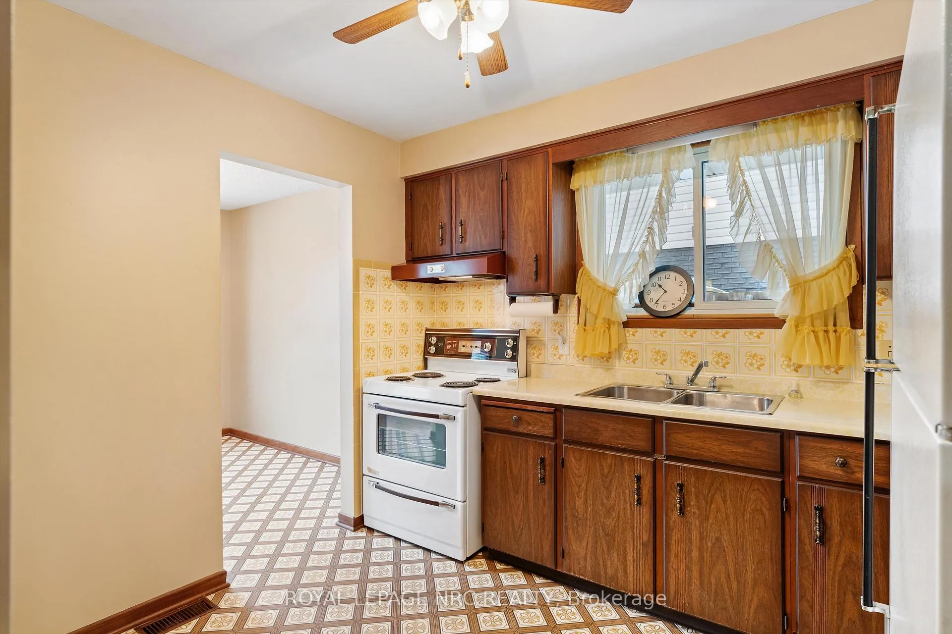 Photo 13 of 16 Appleford Road, St. Catharines, Secord Woods — HOMEH