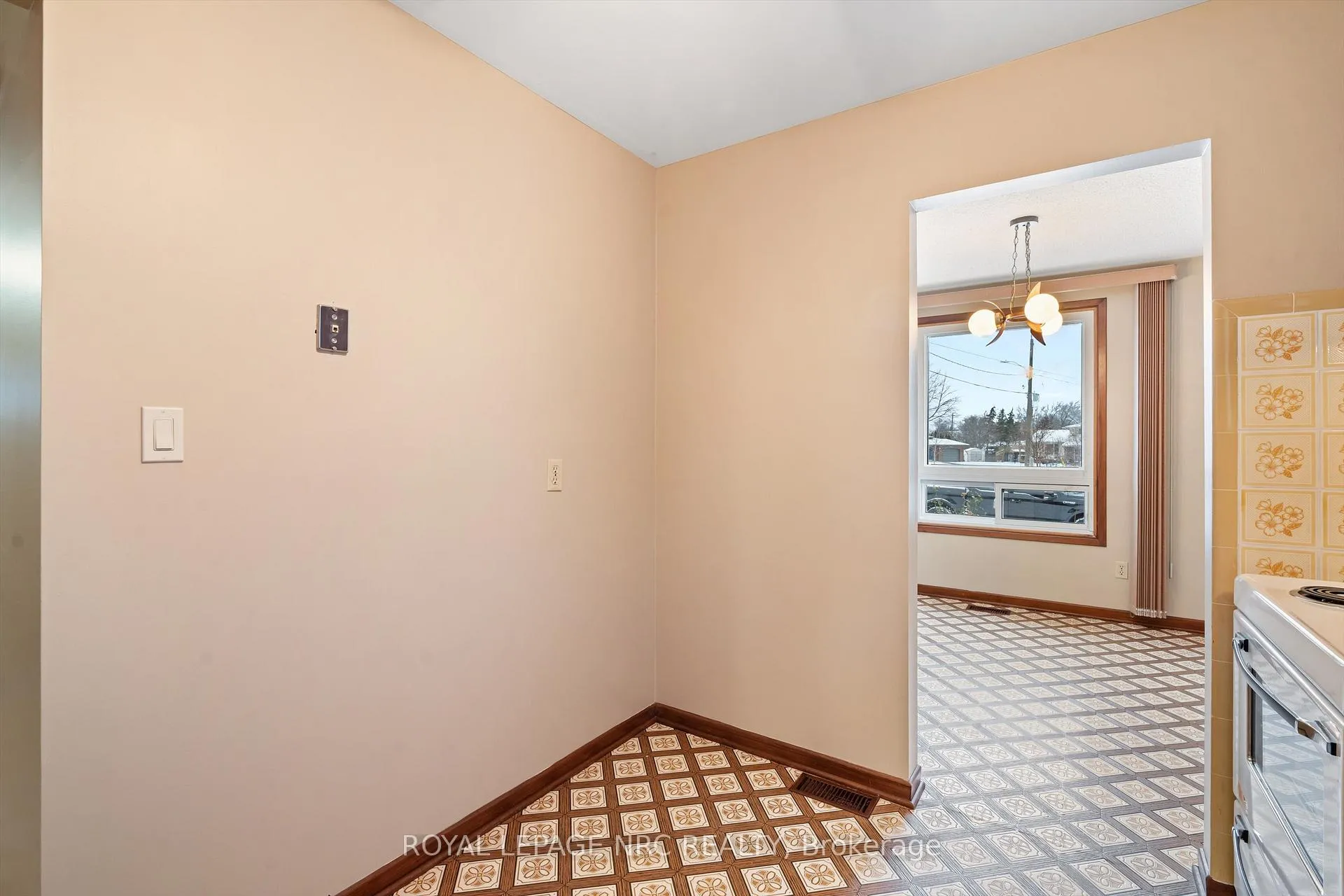 Photo 14 of 16 Appleford Road, St. Catharines, Secord Woods — HOMEH