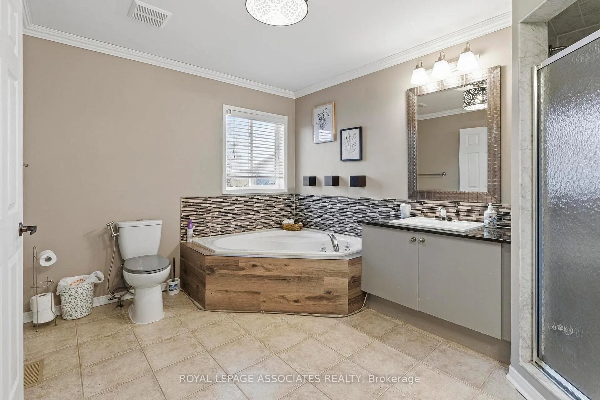 Photo 33 of 1044 Langford Street, Oshawa, Eastdale — HOMEH