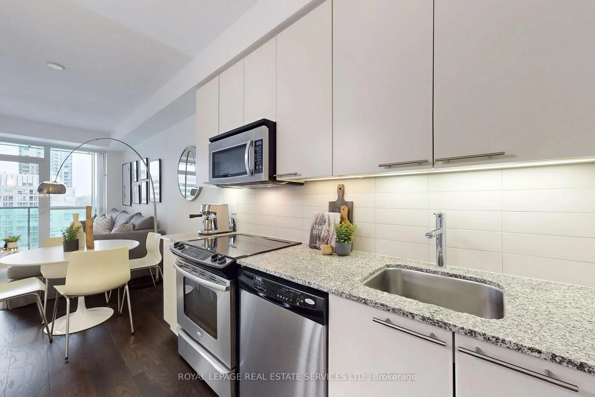 Photo 9 of Unit 901, 25 Broadway Avenue, Toronto, Mount Pleasant West — HOMEH