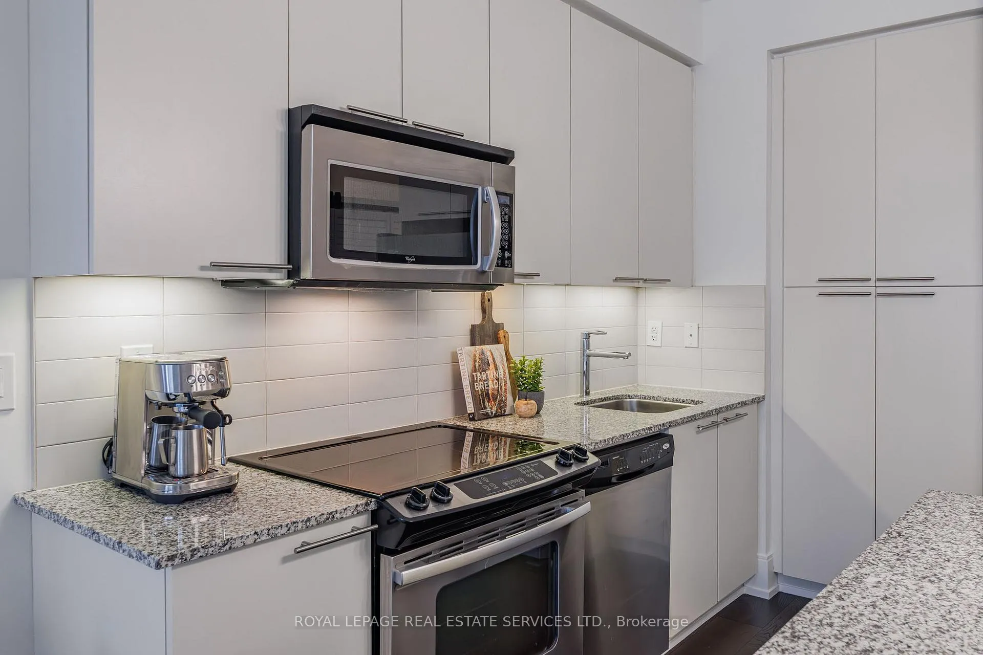 Photo 10 of Unit 901, 25 Broadway Avenue, Toronto, Mount Pleasant West — HOMEH