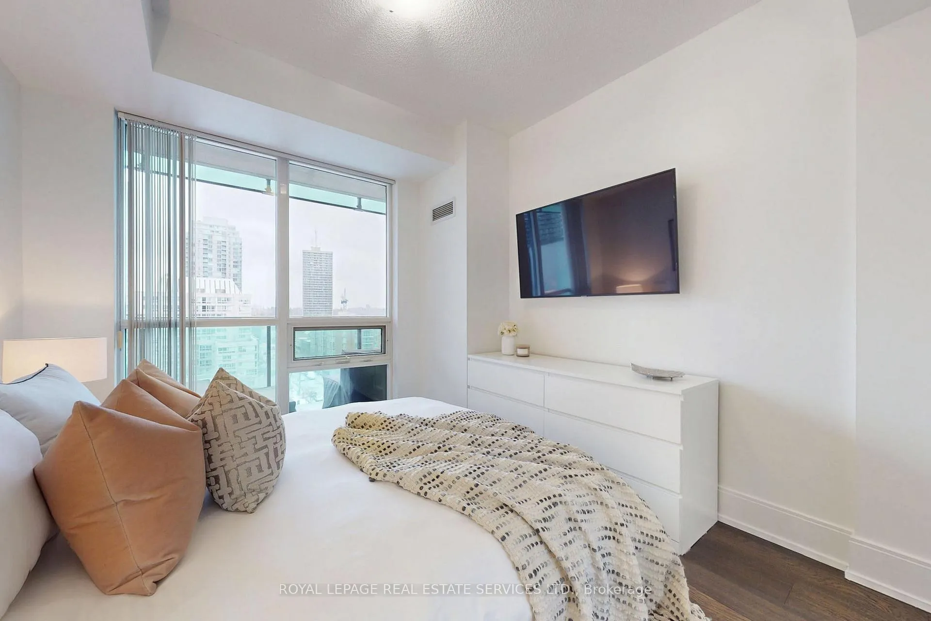 Photo 13 of Unit 901, 25 Broadway Avenue, Toronto, Mount Pleasant West — HOMEH