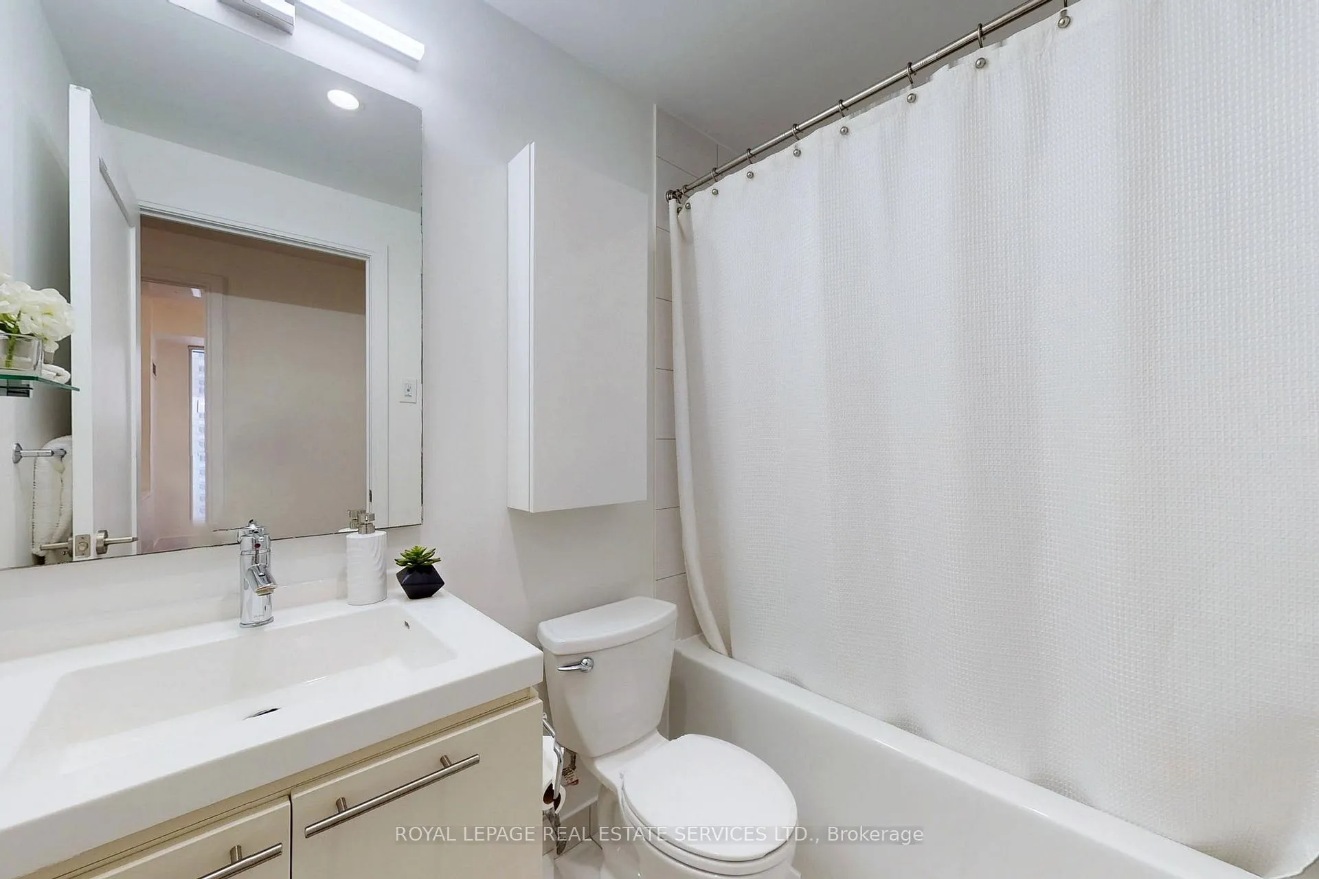 Photo 16 of Unit 901, 25 Broadway Avenue, Toronto, Mount Pleasant West — HOMEH