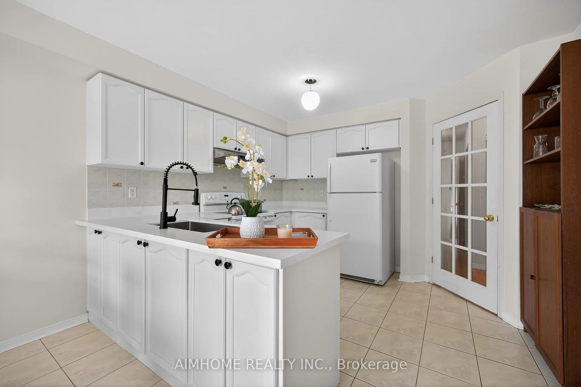 Photo 4 of 698 Warden Avenue, Scarborough, Clairlea-Birchmount — HOMEH