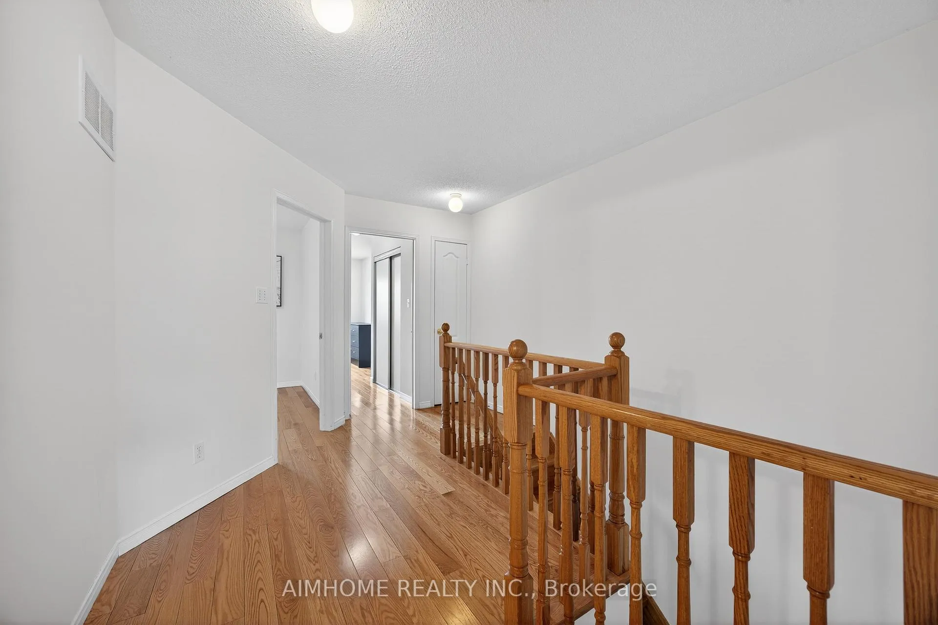 Photo 14 of 698 Warden Avenue, Scarborough, Clairlea-Birchmount — HOMEH